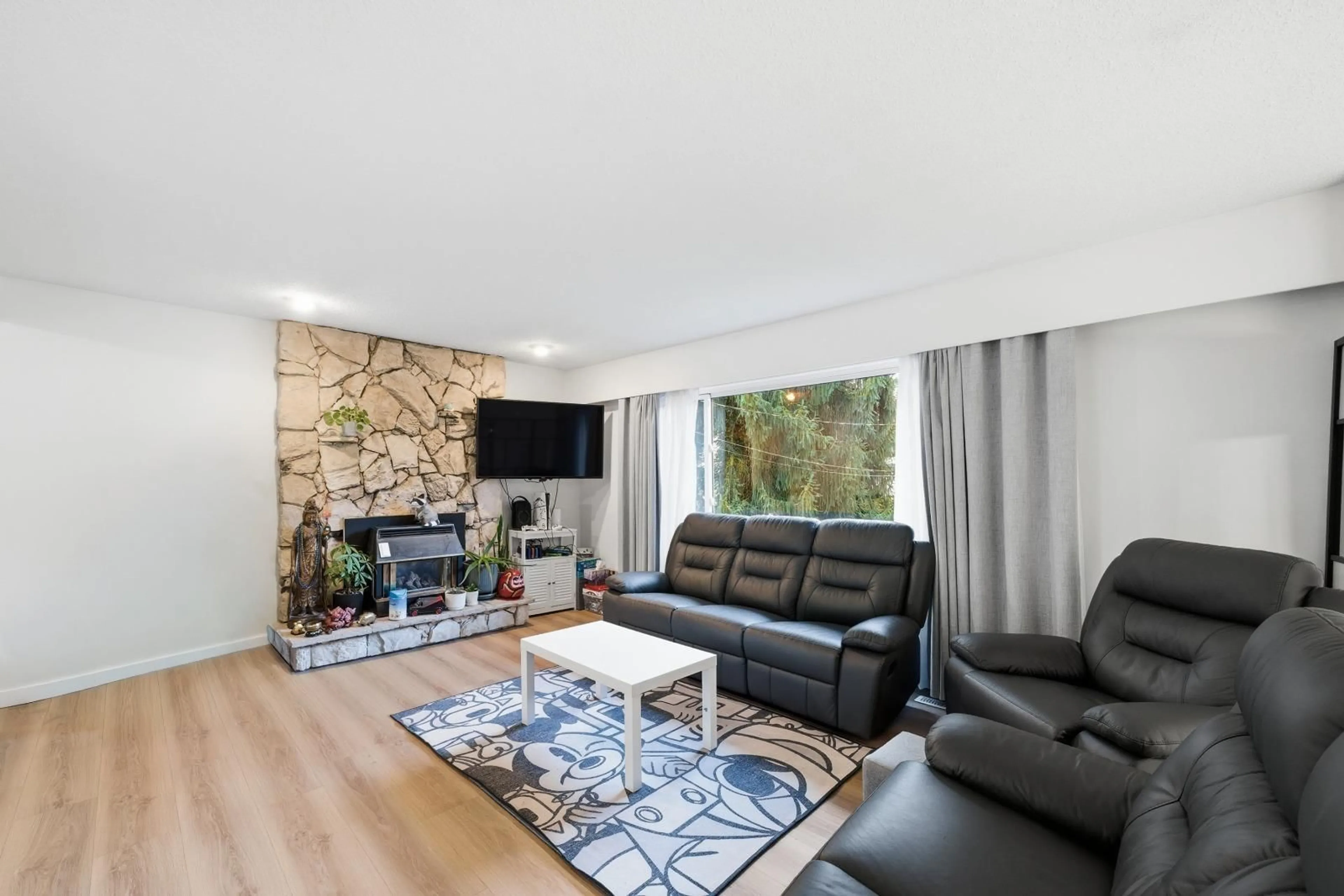 Living room with furniture, wood/laminate floor for 20037 37A AVENUE, Langley British Columbia V3A5X6