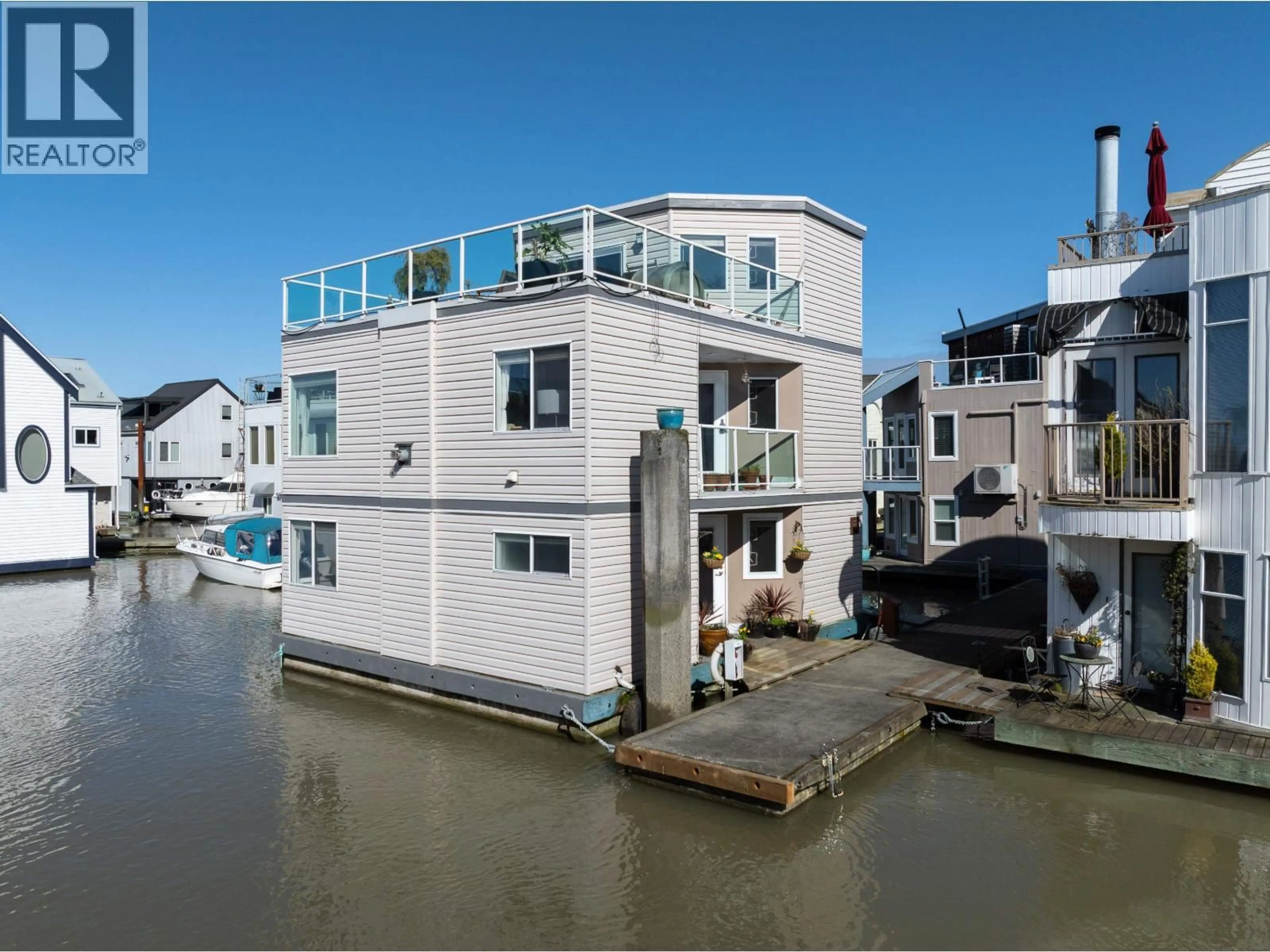 A pic from outside/outdoor area/front of a property/back of a property/a pic from drone, water/lake/river/ocean view for 15 - 3459 W RIVER ROAD, Delta British Columbia V4K4Y6