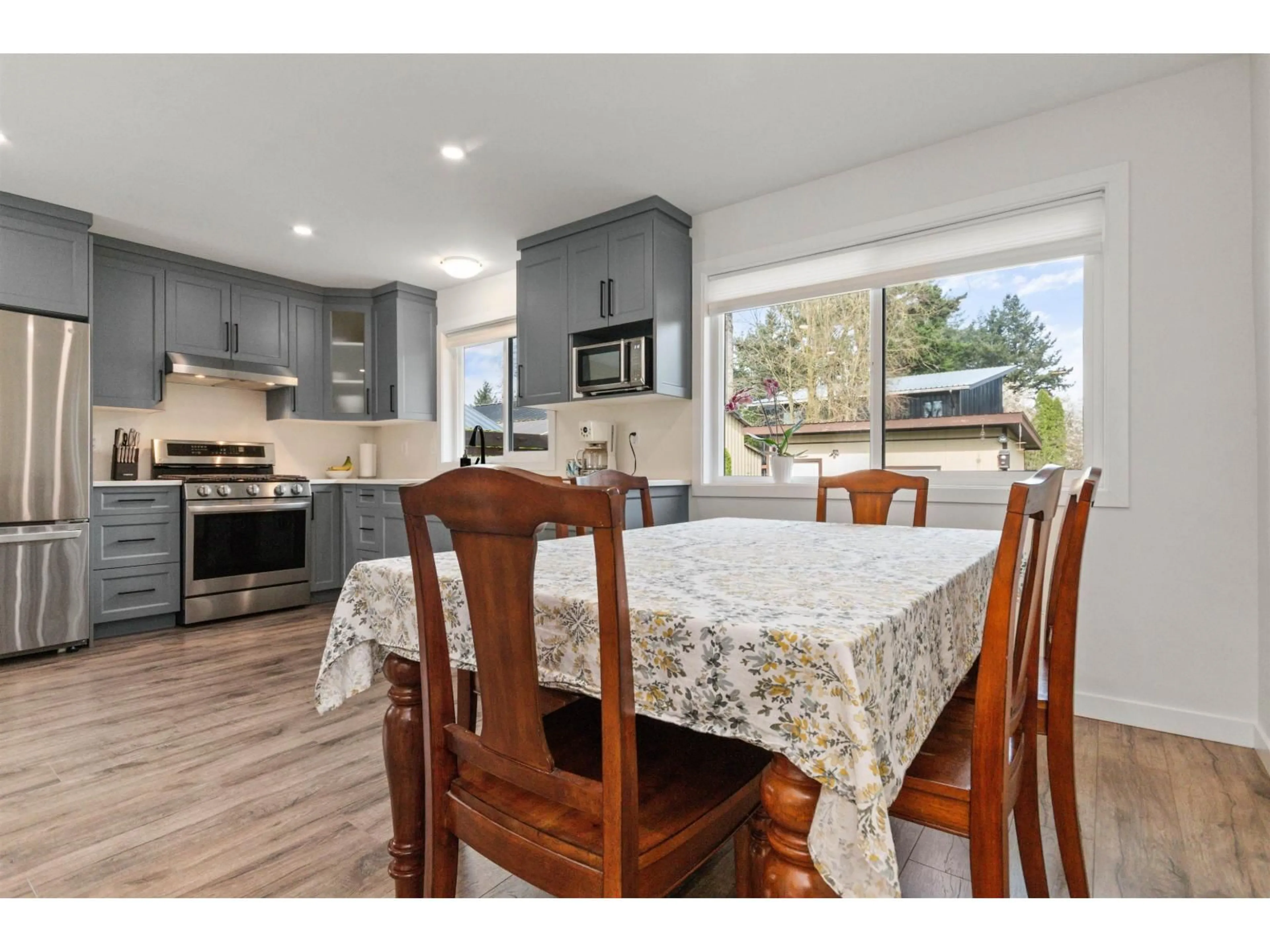 Open concept kitchen, wood/laminate floor for 9690 ABERDEEN CRESCENT, Rosedale British Columbia V0X1X0
