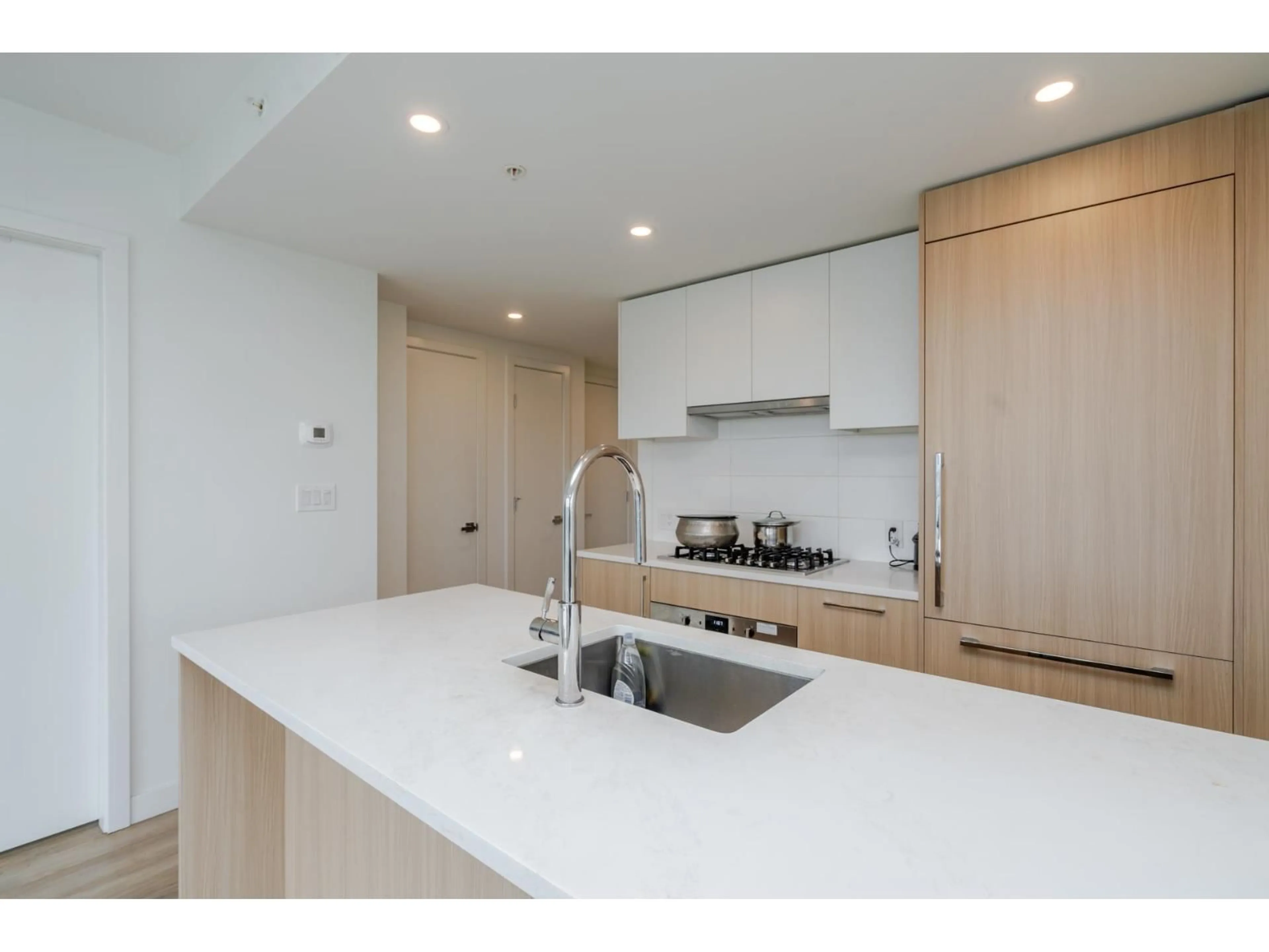 Unknown for 1607 - 9675 KING GEORGE BOULEVARD, Surrey British Columbia V3T0T7