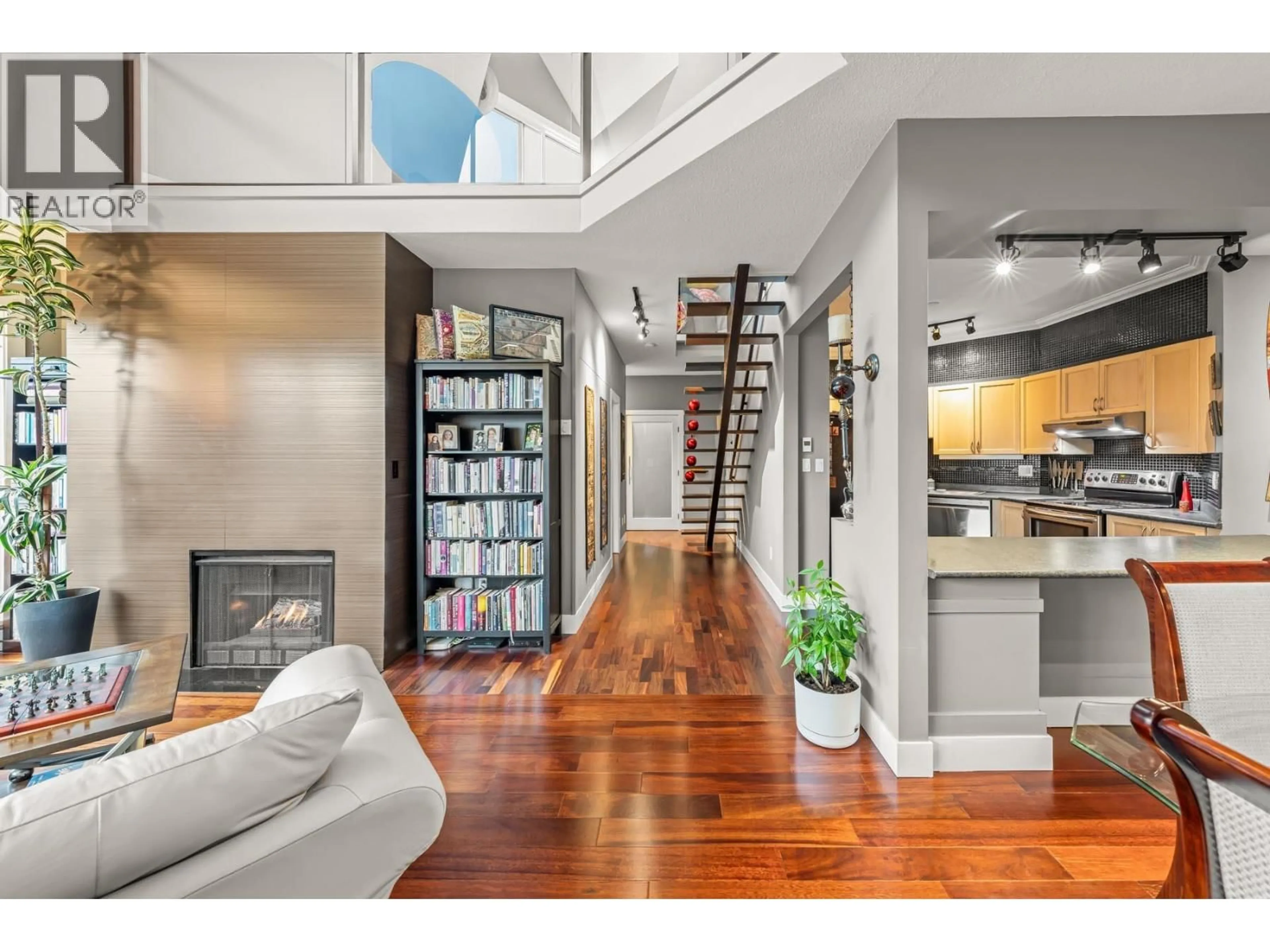 Indoor entryway for 418 - 1150 QUAYSIDE DRIVE, New Westminster British Columbia V3M6E1