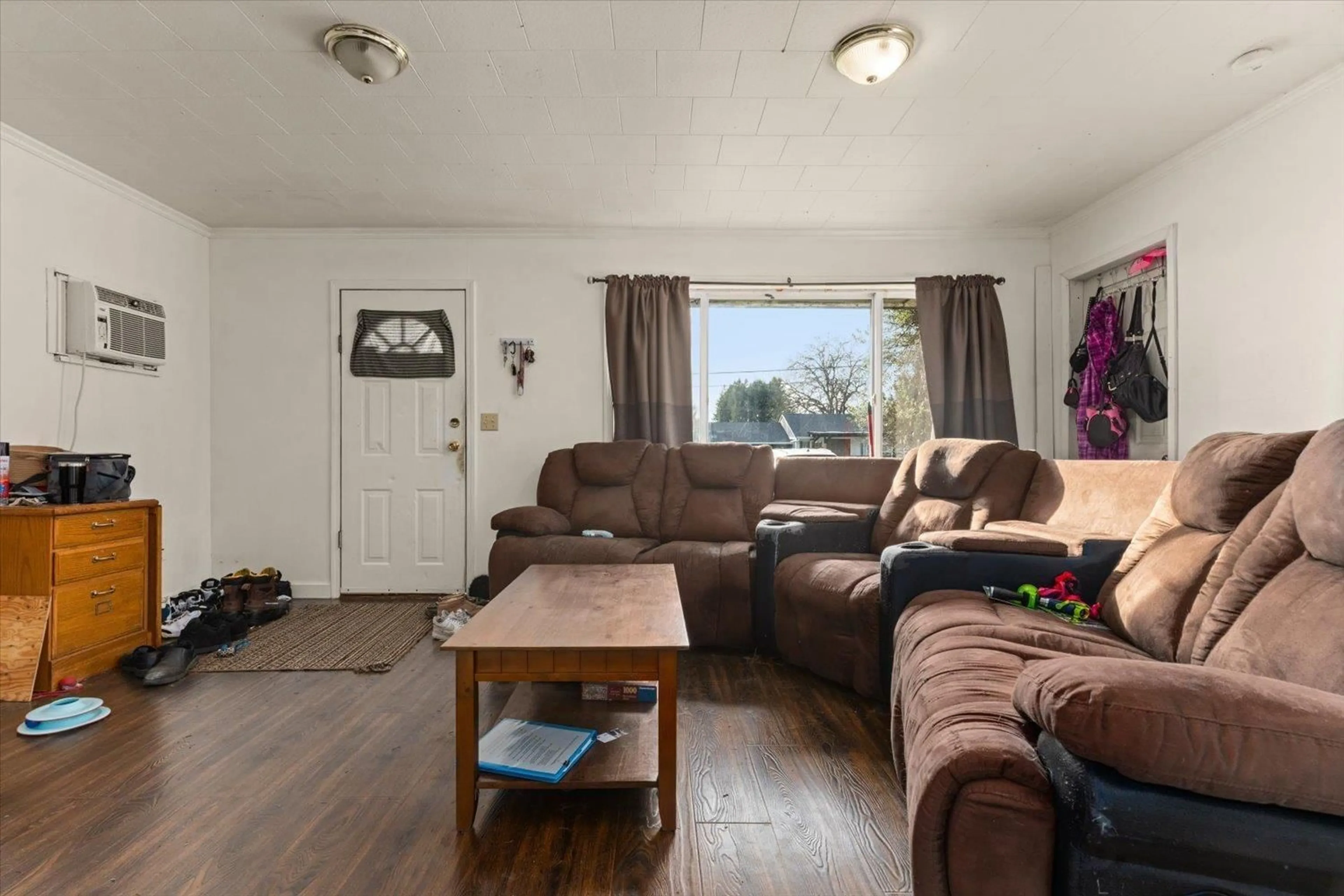 Living room with furniture, wood/laminate floor for 7680 BLOTT STREET, Mission British Columbia V2V3K3