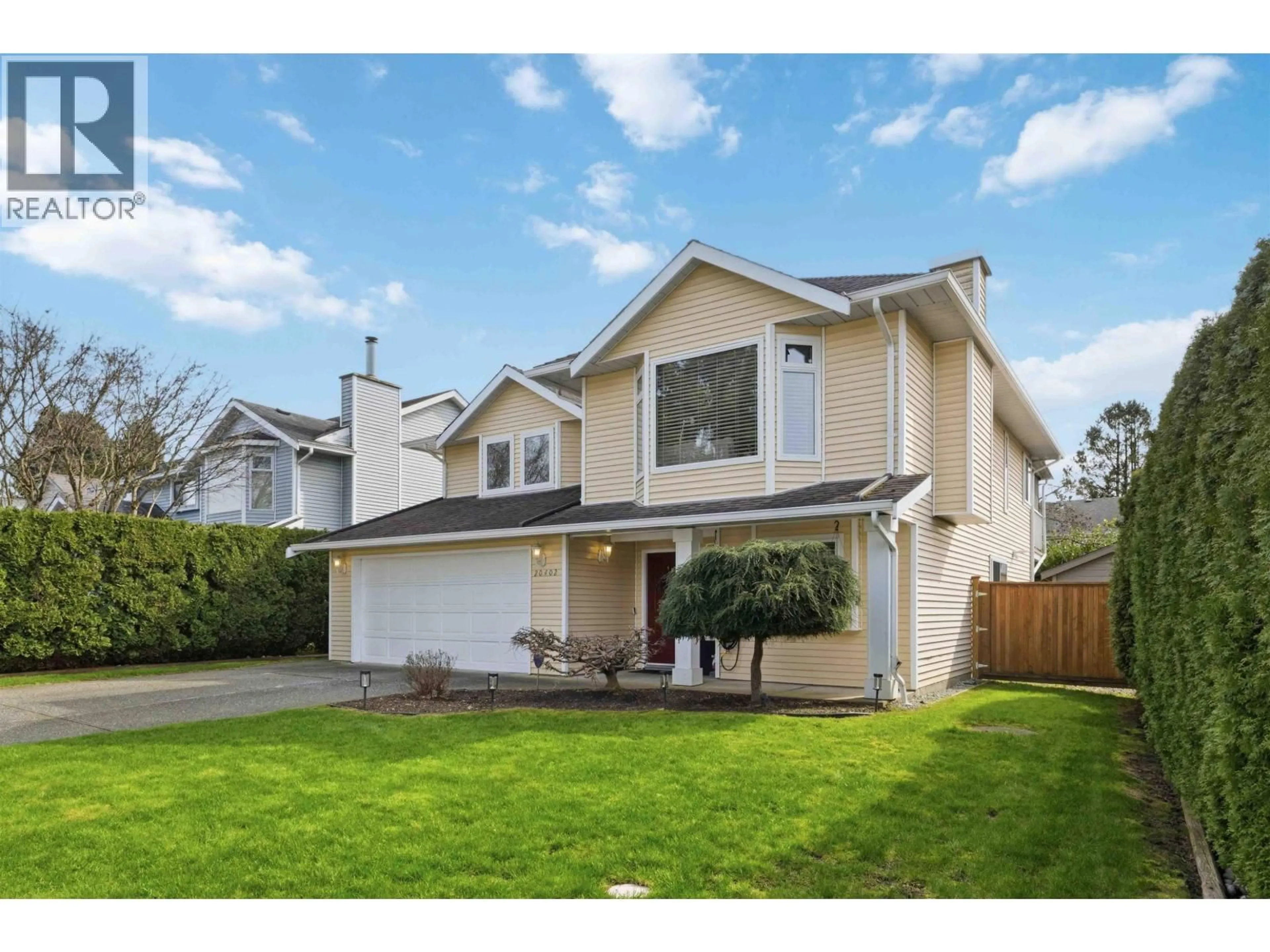 Home with vinyl exterior material, street for 20402 WALNUT CRESCENT, Maple Ridge British Columbia V2X9M9