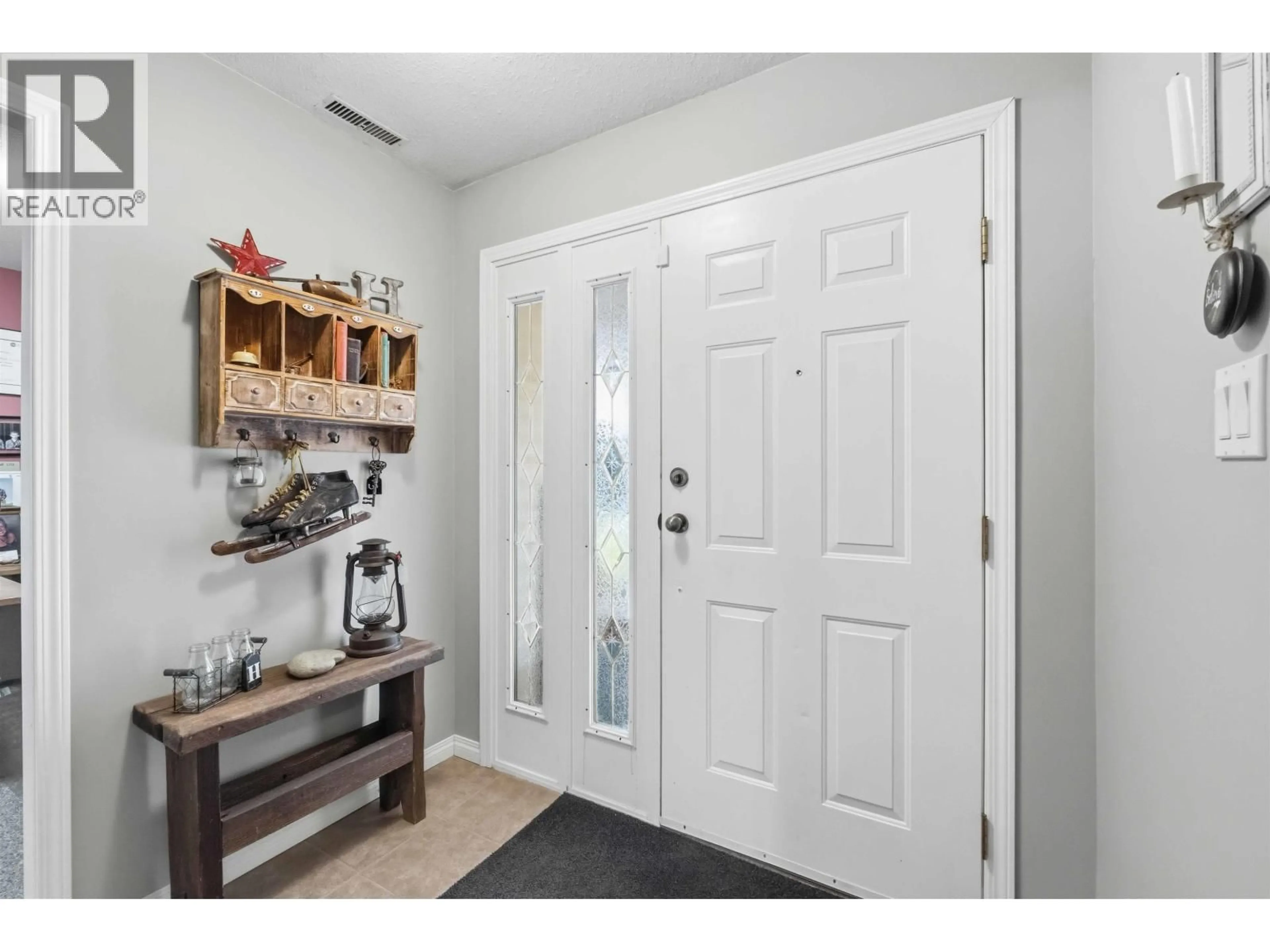 Indoor entryway for 20402 WALNUT CRESCENT, Maple Ridge British Columbia V2X9M9