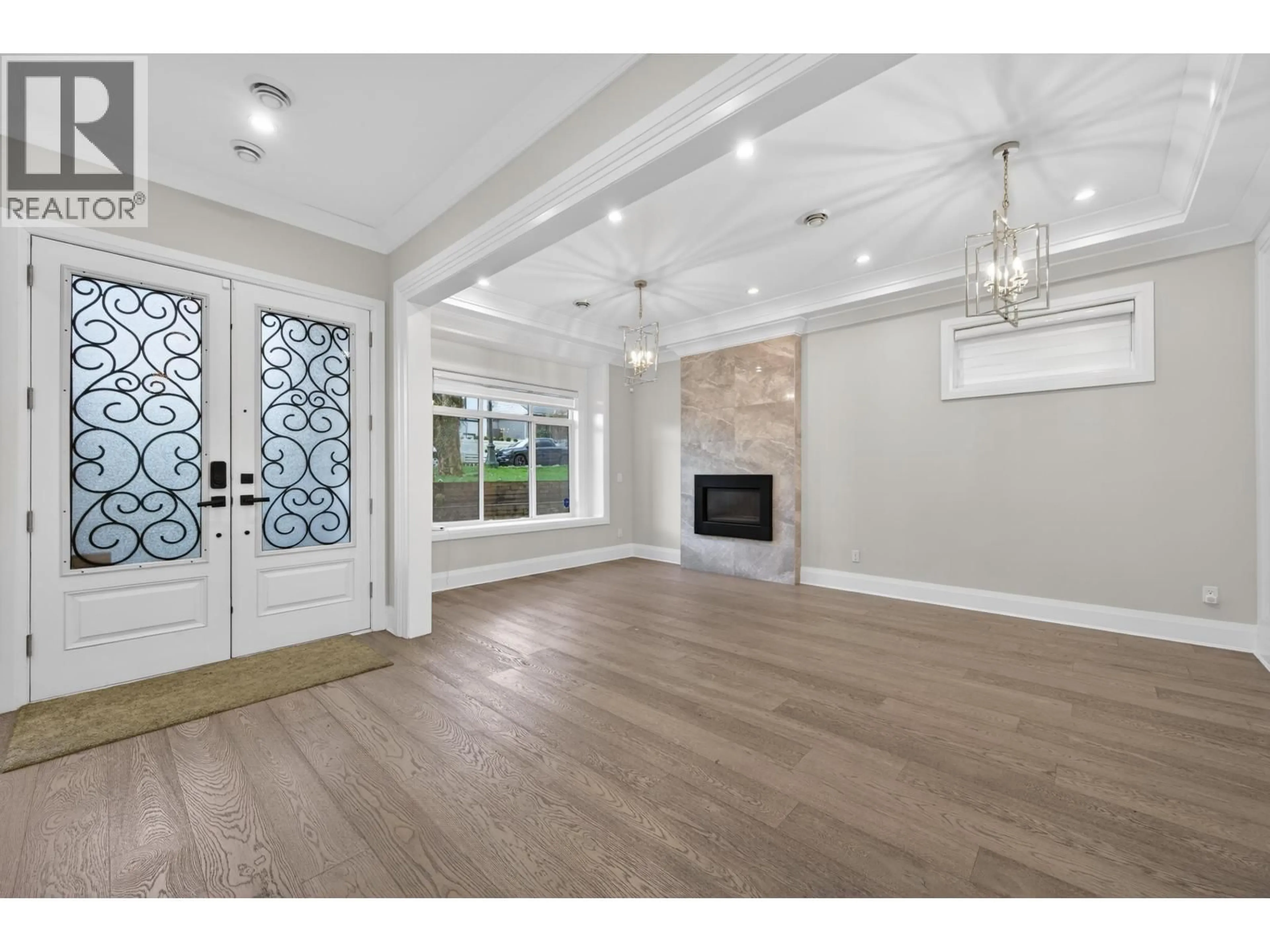 Indoor entryway for 824 CHESTNUT STREET, New Westminster British Columbia V3L4N2