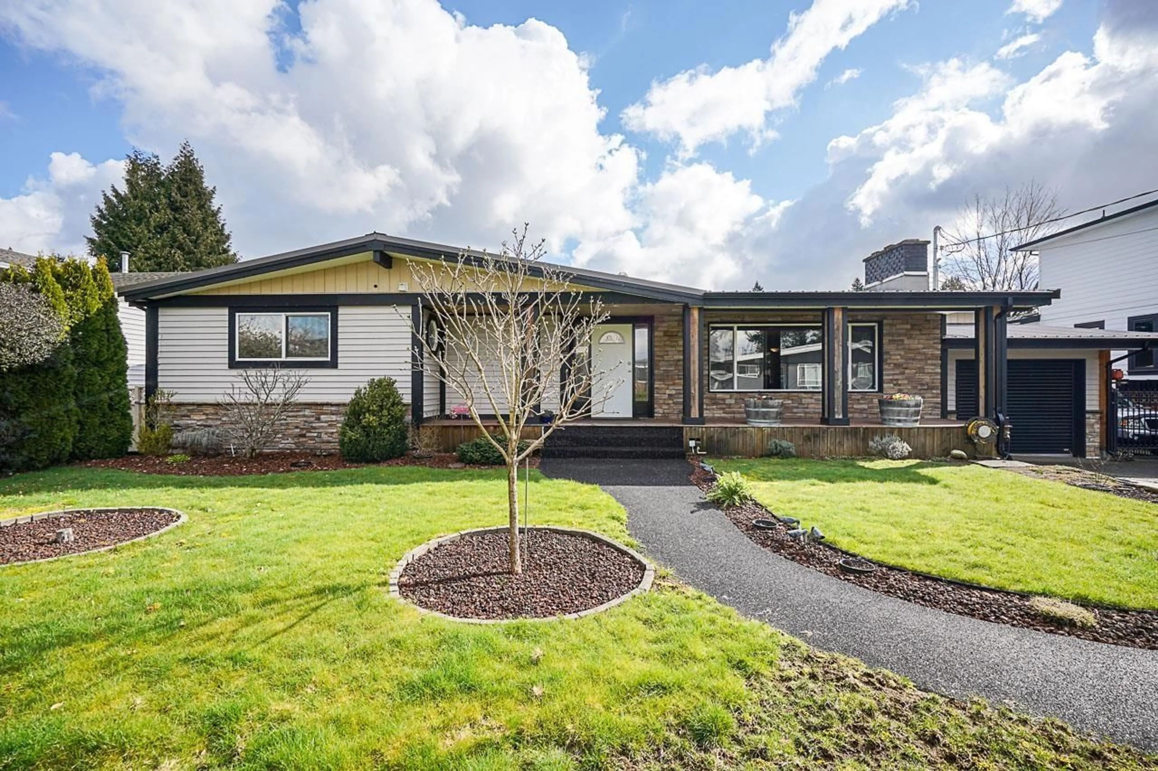 Home with vinyl exterior material, street for 2370 LYNDEN STREET, Abbotsford British Columbia V2T3B7