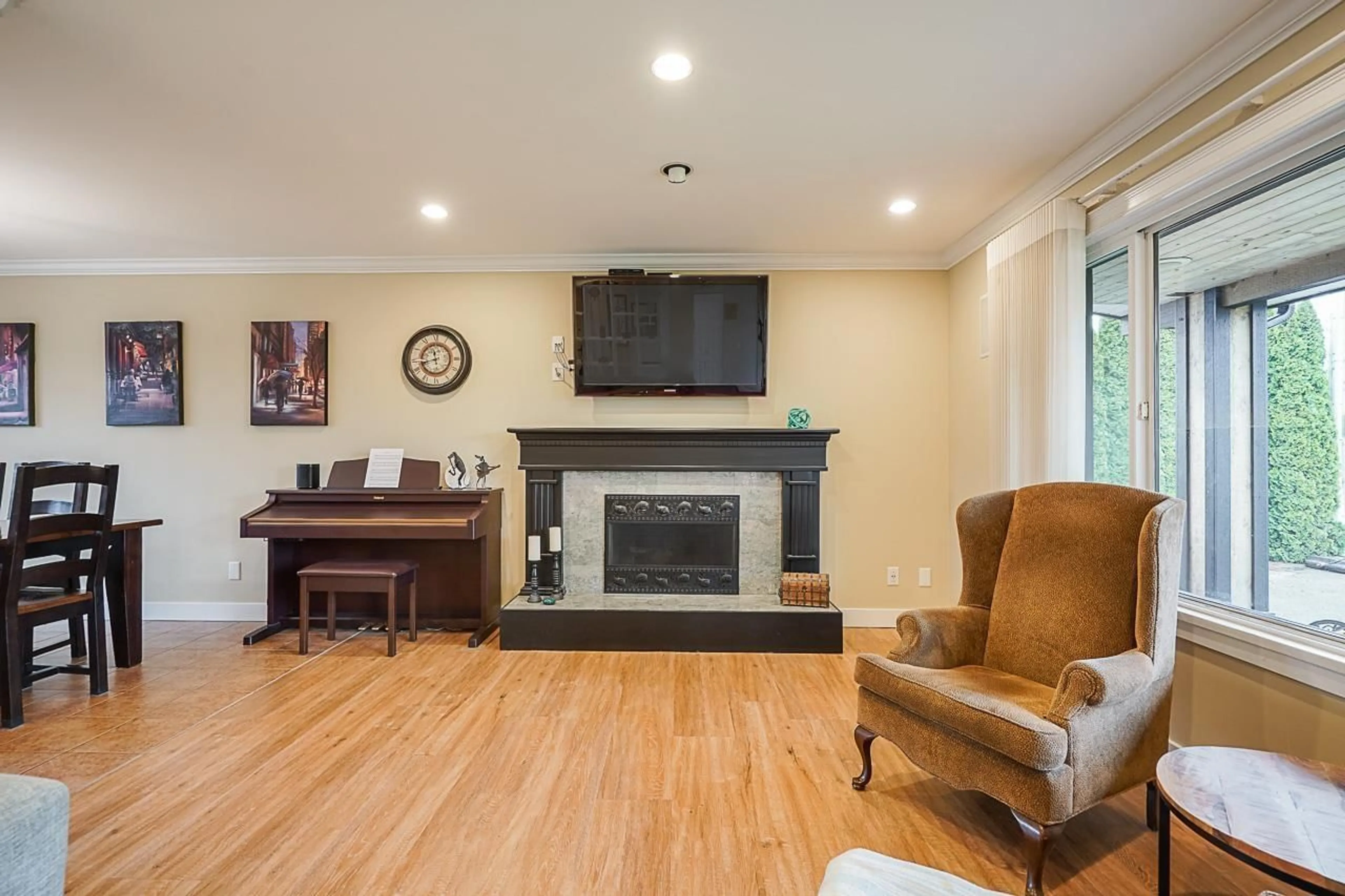 Living room with furniture, wood/laminate floor for 2370 LYNDEN STREET, Abbotsford British Columbia V2T3B7
