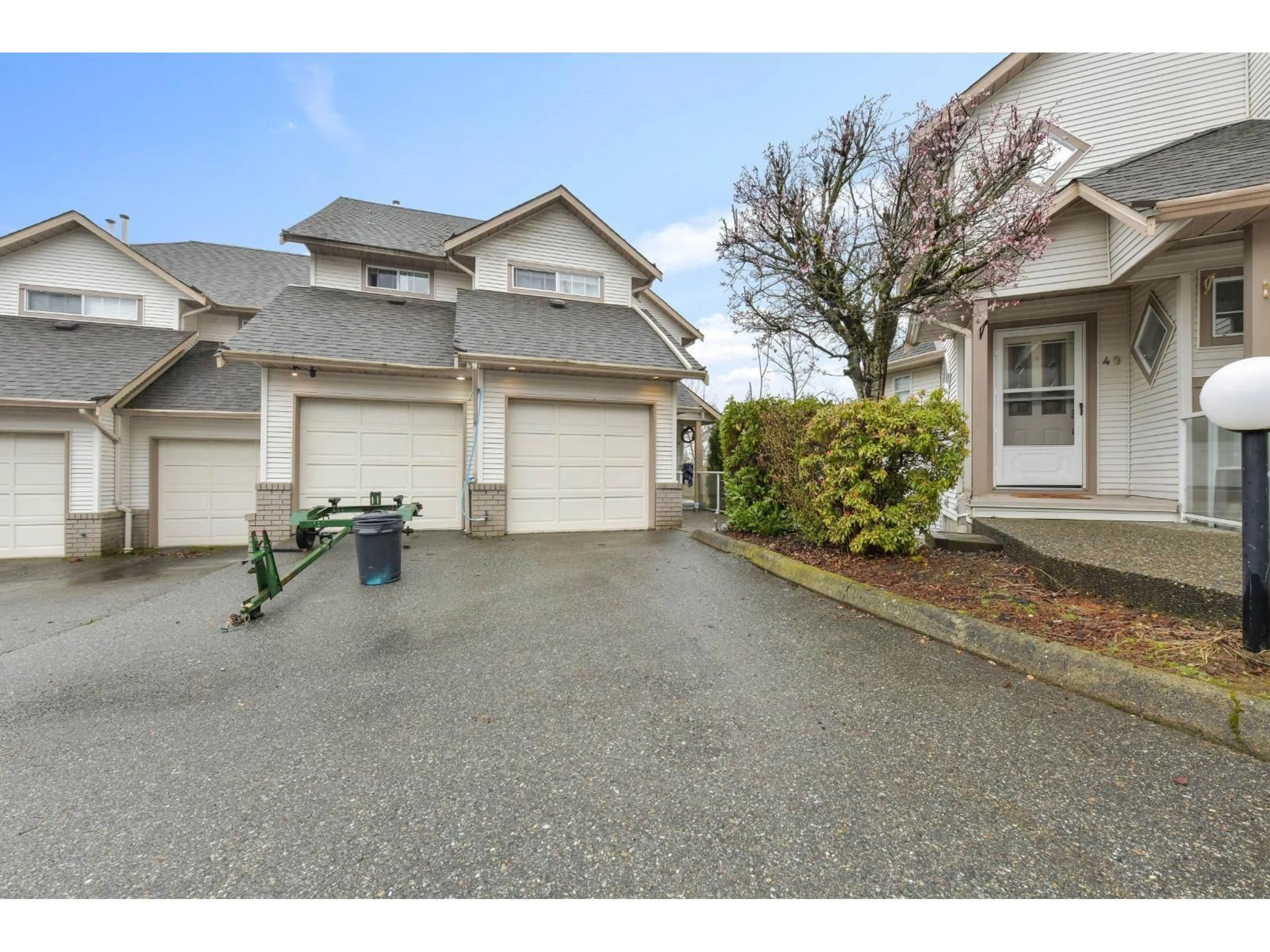 A pic from outside/outdoor area/front of a property/back of a property/a pic from drone, street for 51 - 32361 MCRAE AVENUE, Mission British Columbia V2V4X7