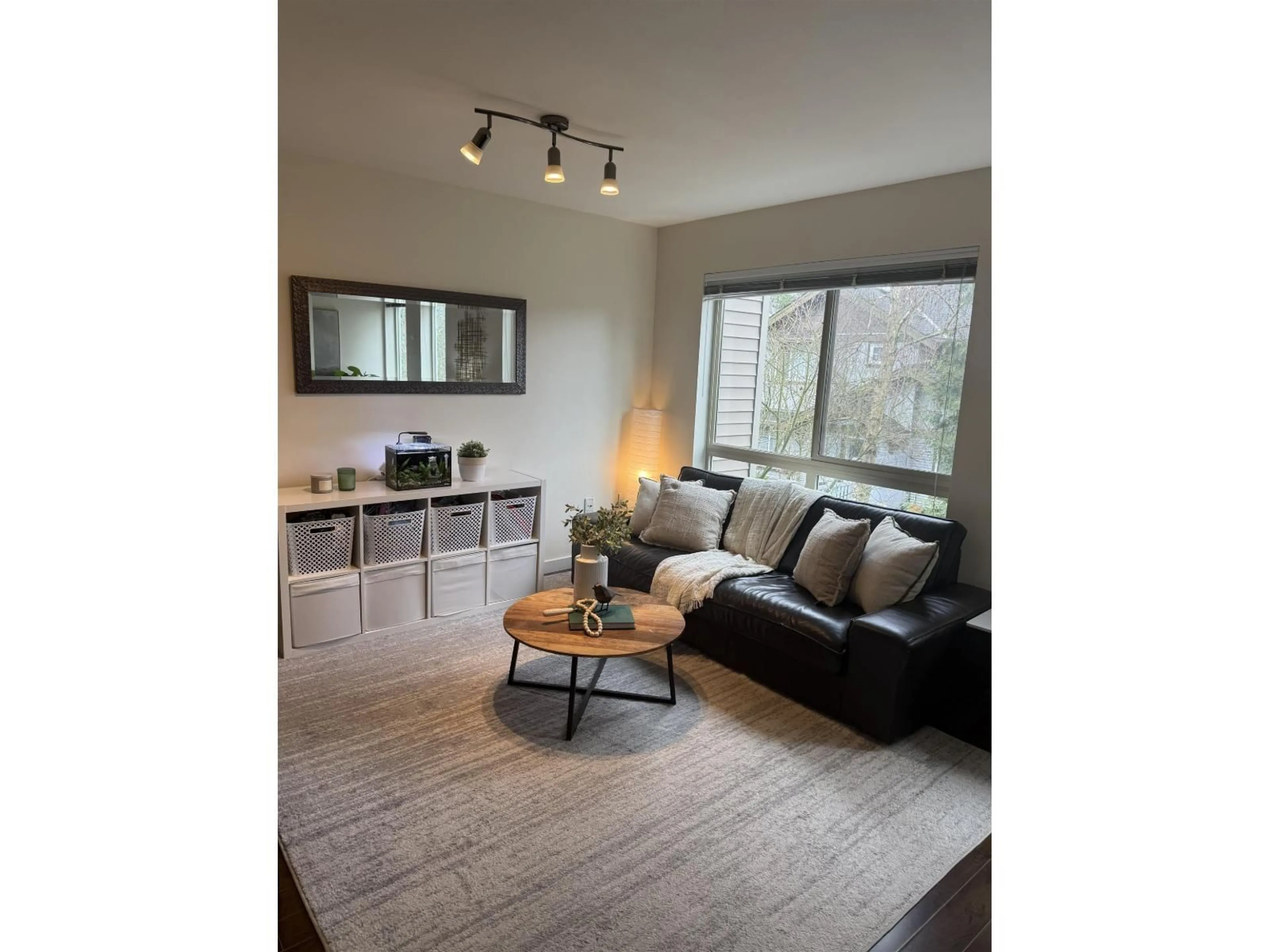 Living room with furniture, wood/laminate floor for 146 - 6671 121 STREET, Surrey British Columbia V3W1T9