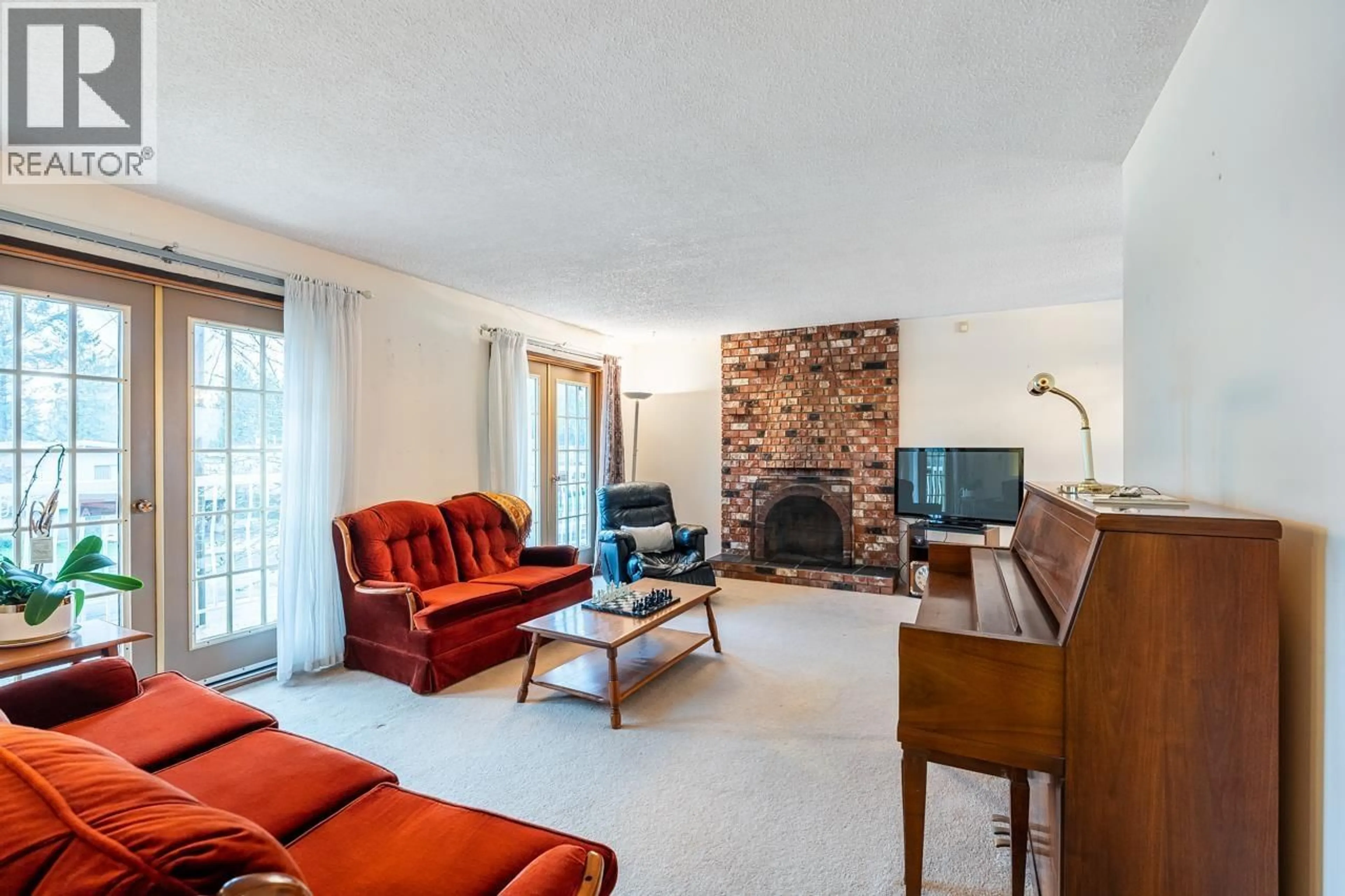 Living room with furniture, unknown for 1632 COMO LAKE AVENUE, Coquitlam British Columbia V3J3P6