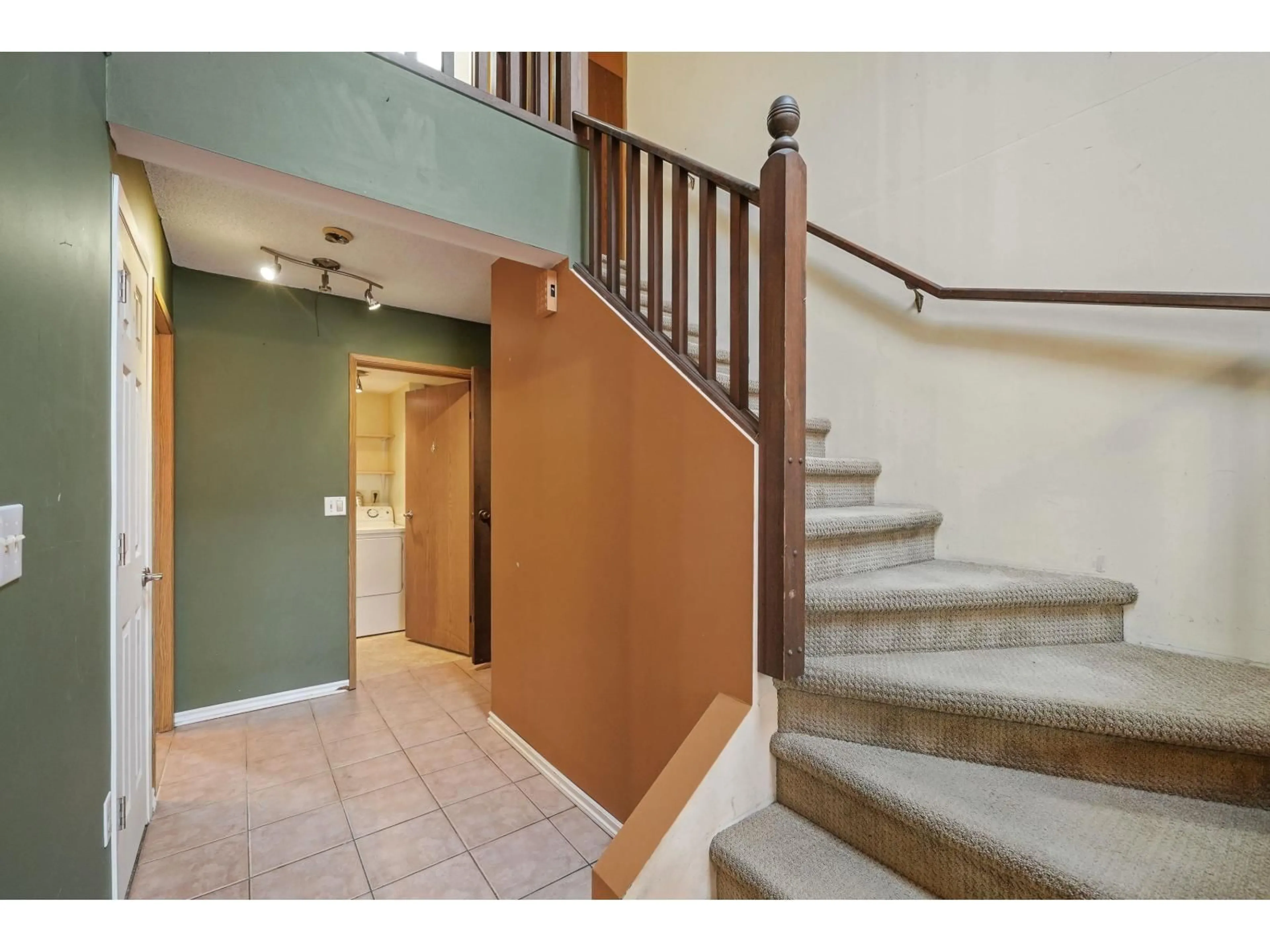Indoor foyer for 19449 62 AVENUE, Surrey British Columbia V3S5M8
