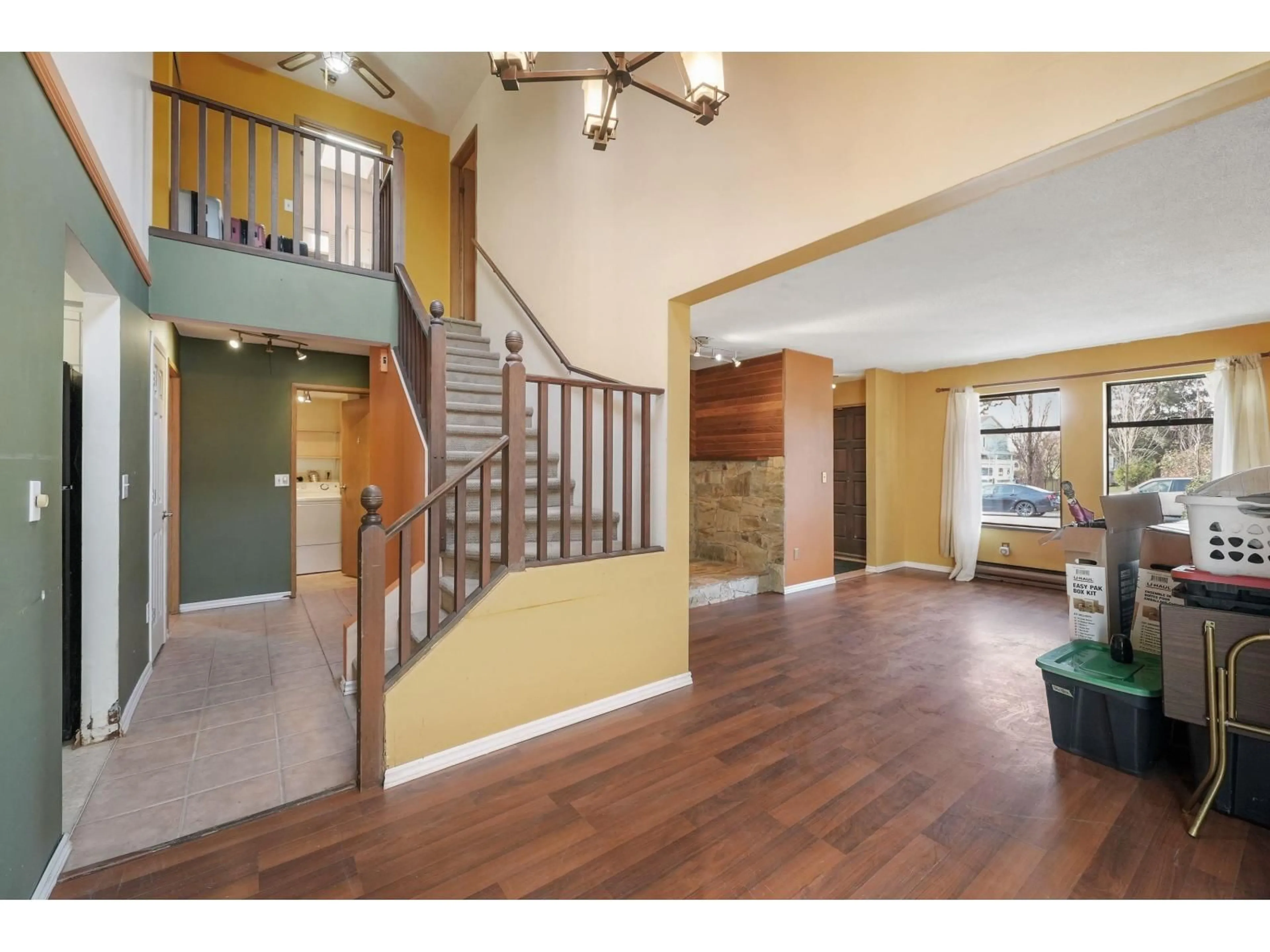 Indoor foyer for 19449 62 AVENUE, Surrey British Columbia V3S5M8