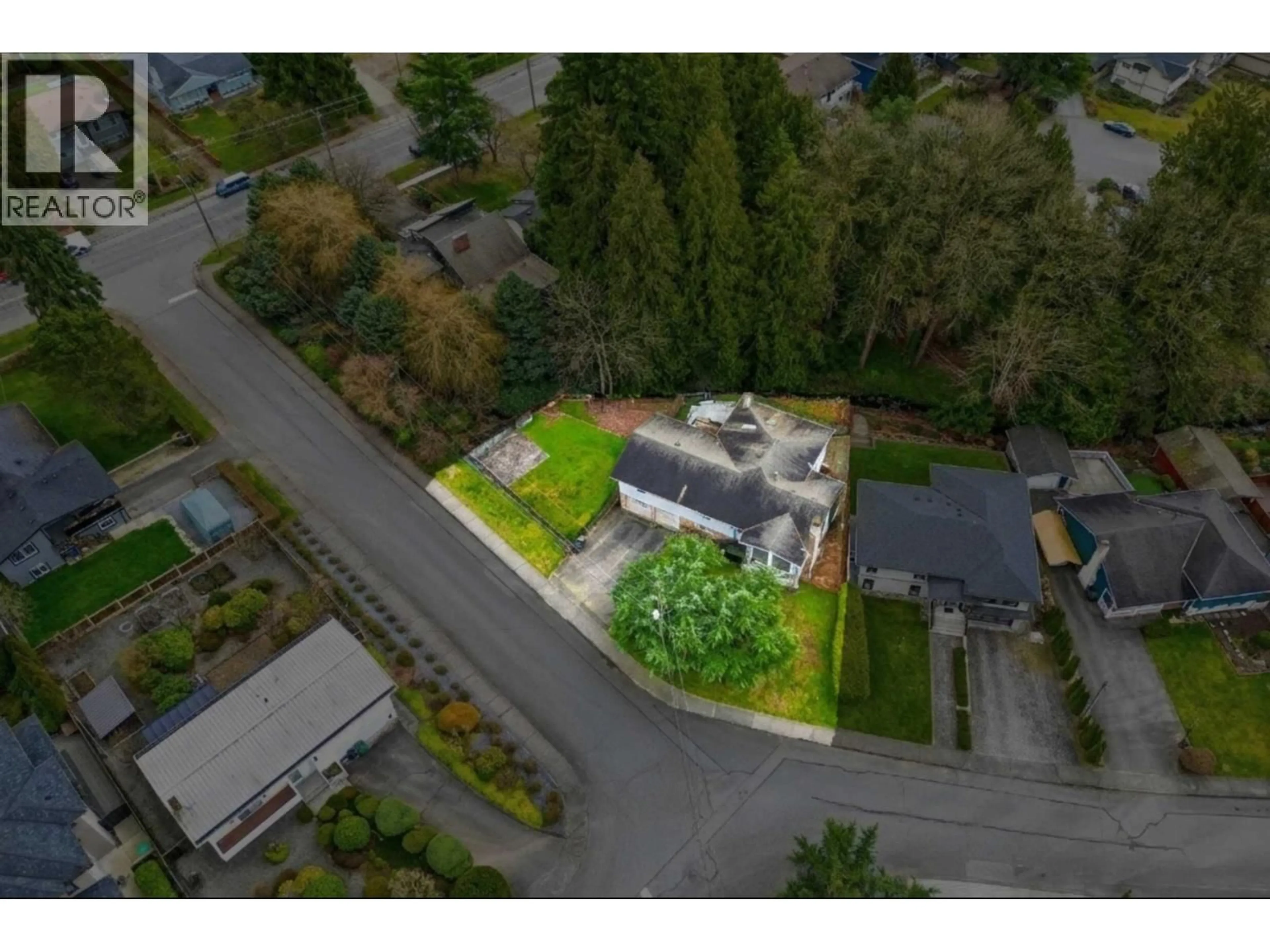A pic from outside/outdoor area/front of a property/back of a property/a pic from drone, street for 2030 JORDAN DRIVE, Burnaby British Columbia V5B4E8