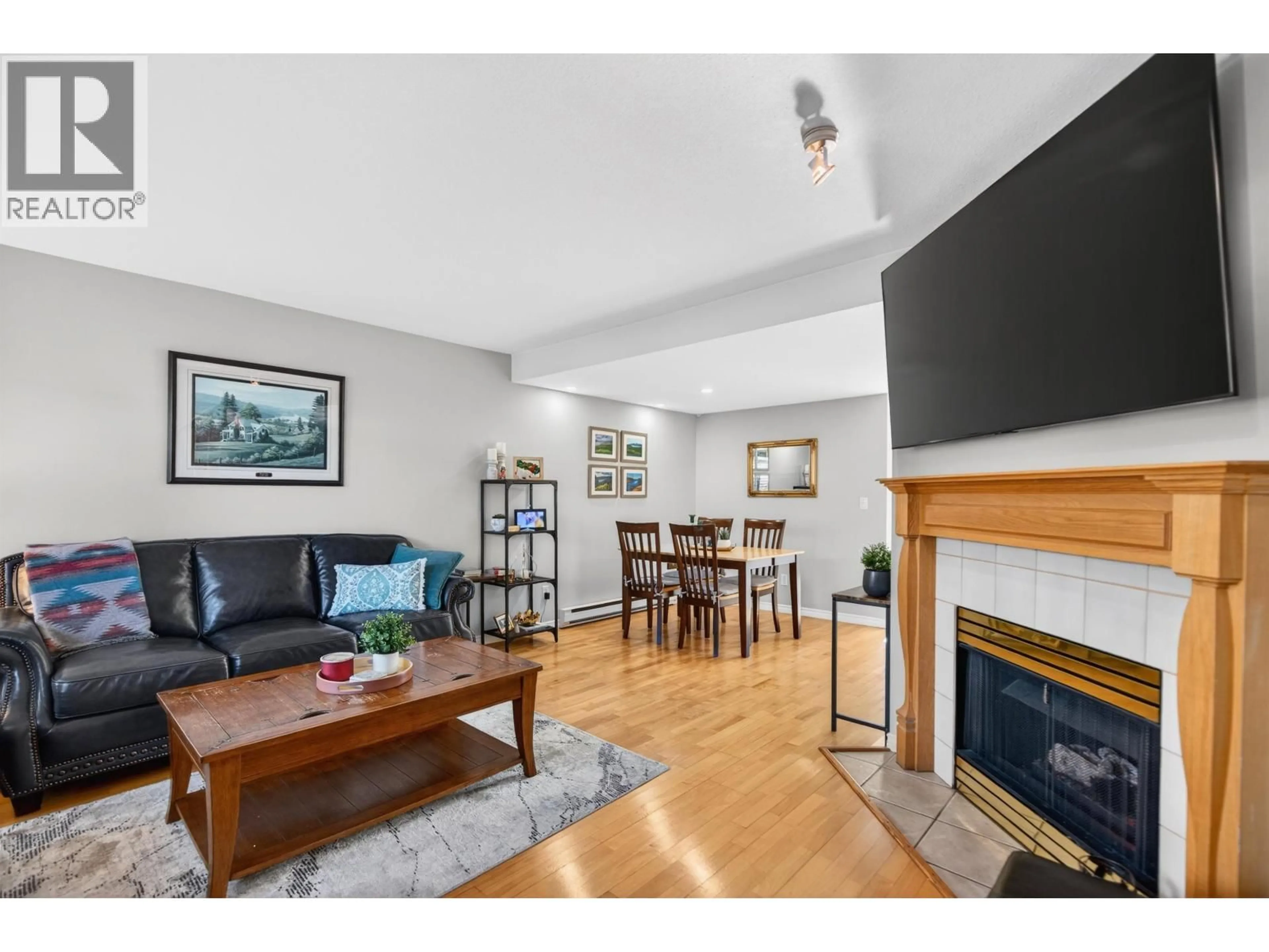 Living room with furniture, wood/laminate floor for 67 - 11588 232 STREET, Maple Ridge British Columbia V2X0J6