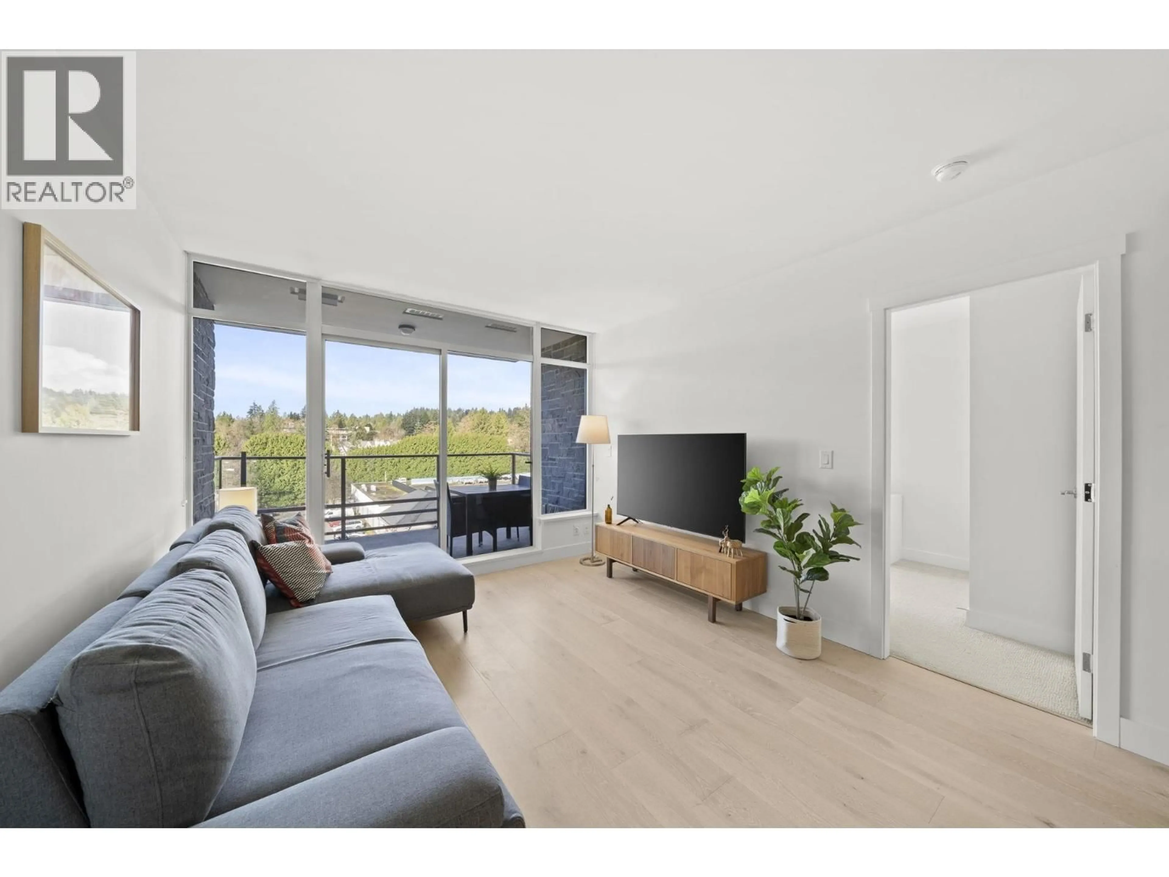 Living room with furniture, unknown for 404 - 1210 27TH STREET, North Vancouver British Columbia V7J0C5