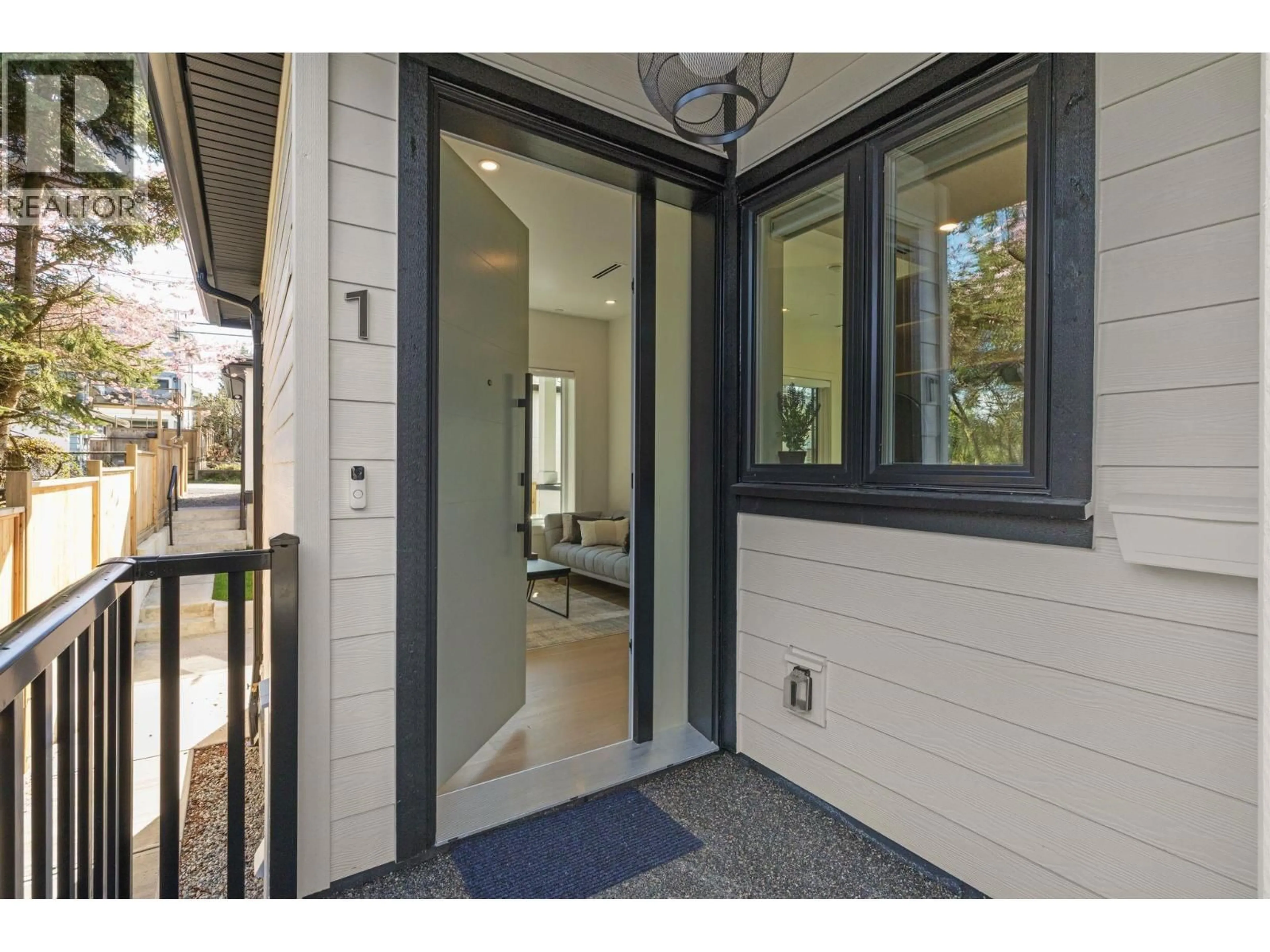 Indoor entryway for 2138 VENABLES STREET, Vancouver British Columbia V5L2J4