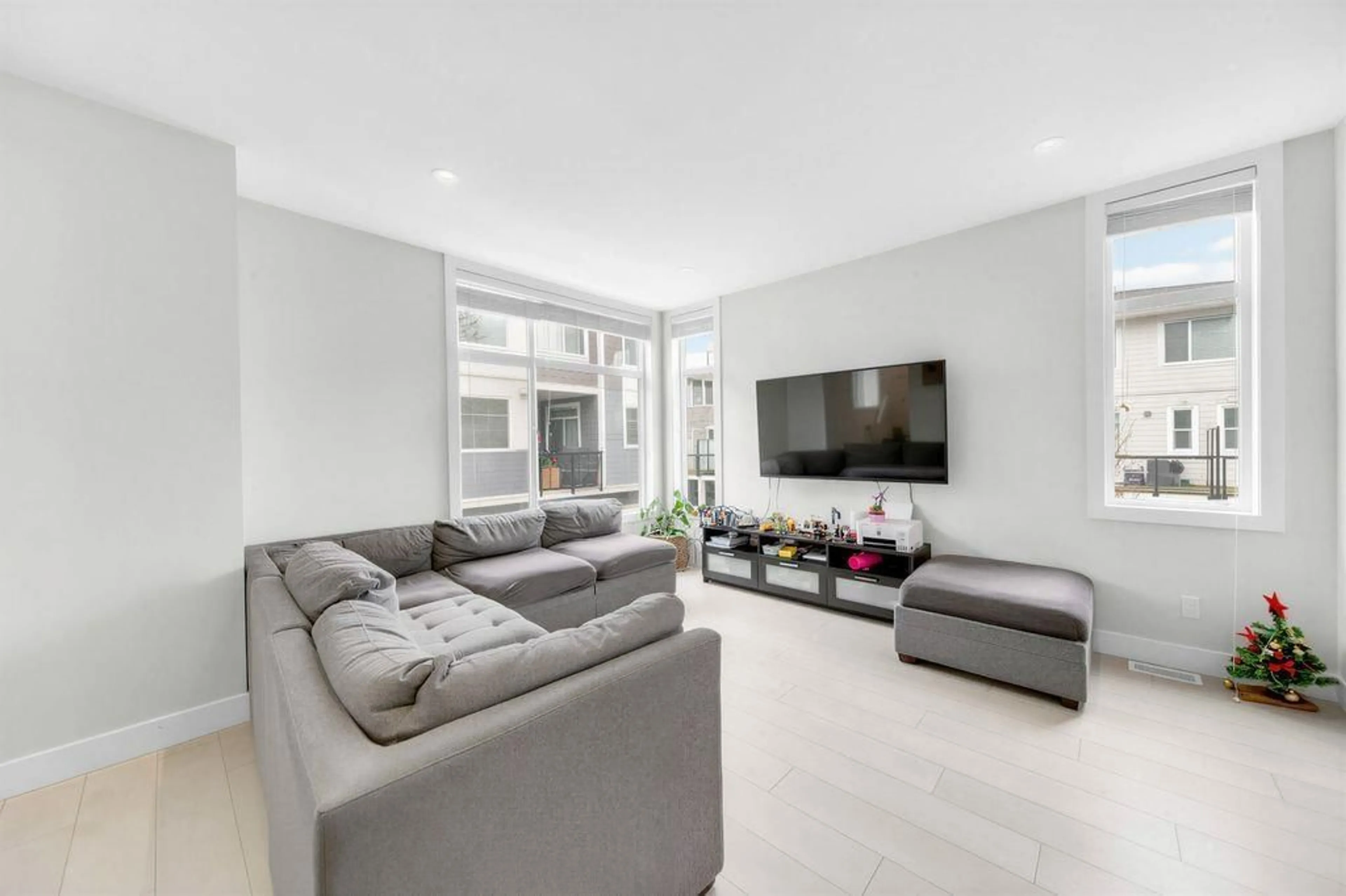 Living room with furniture, unknown for 14 - 2328 167A STREET, Surrey British Columbia V3Z1H2