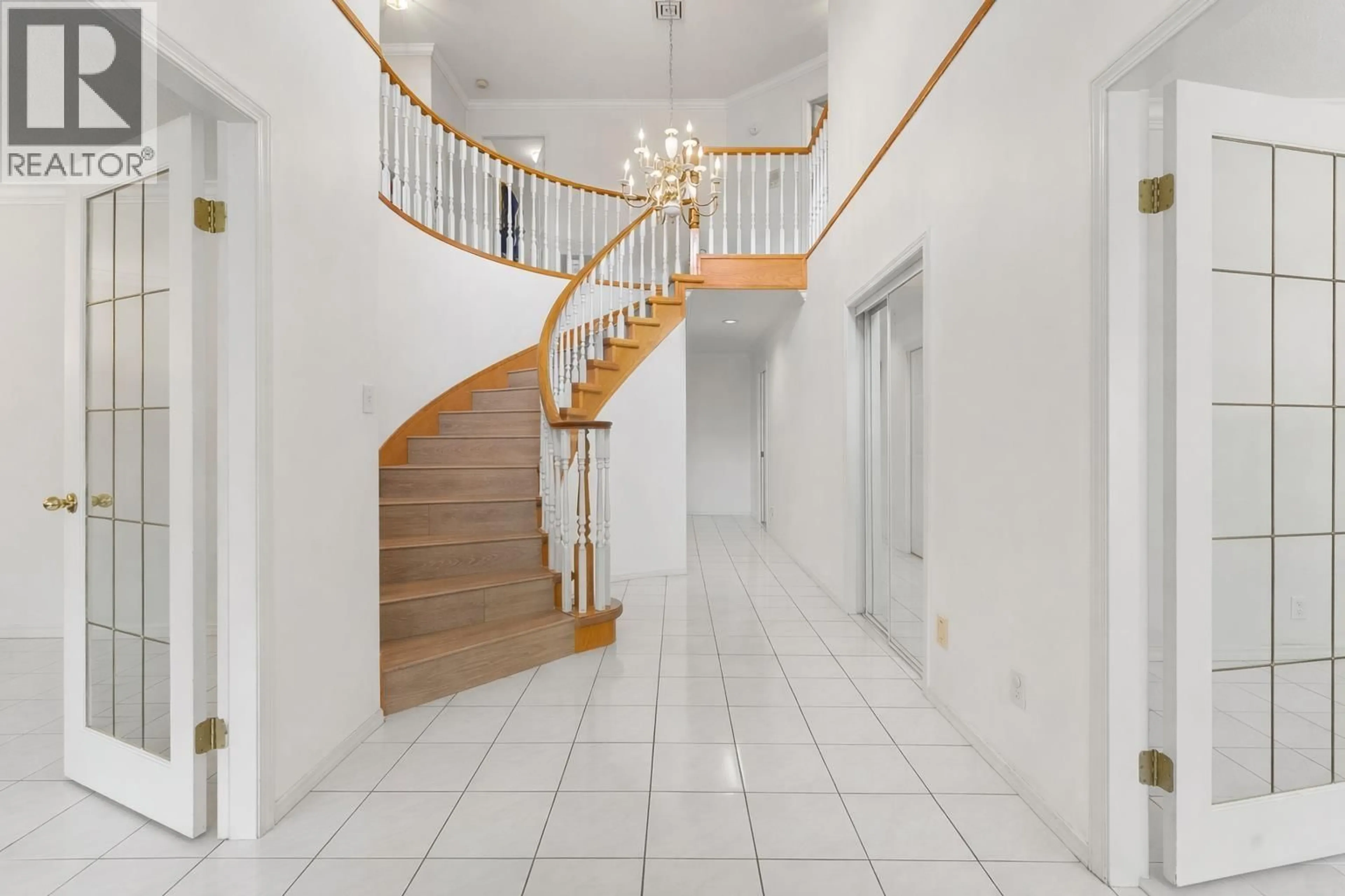 Indoor foyer for 10135 NO. 1 ROAD, Richmond British Columbia V7E1S1