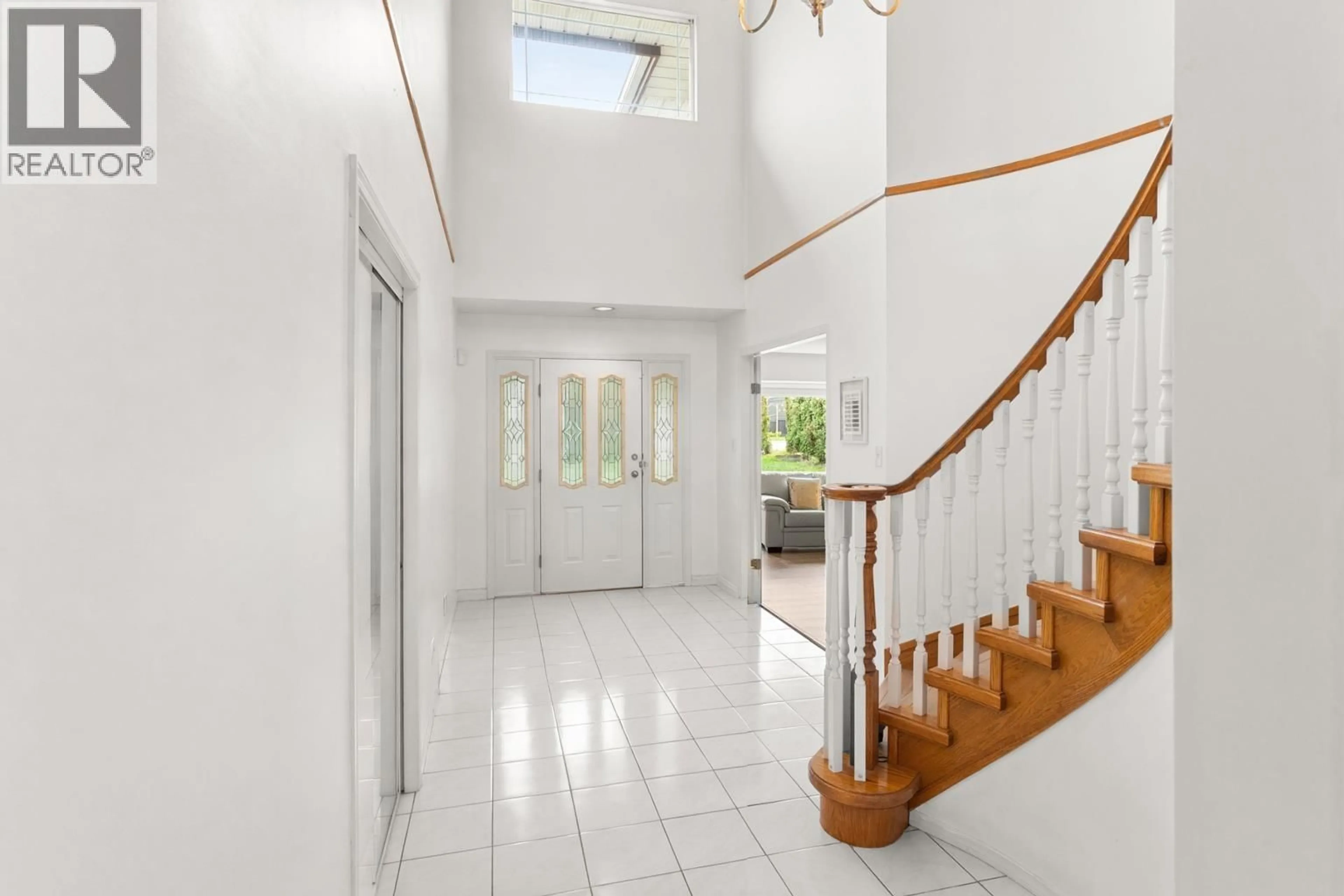 Indoor foyer for 10135 NO. 1 ROAD, Richmond British Columbia V7E1S1