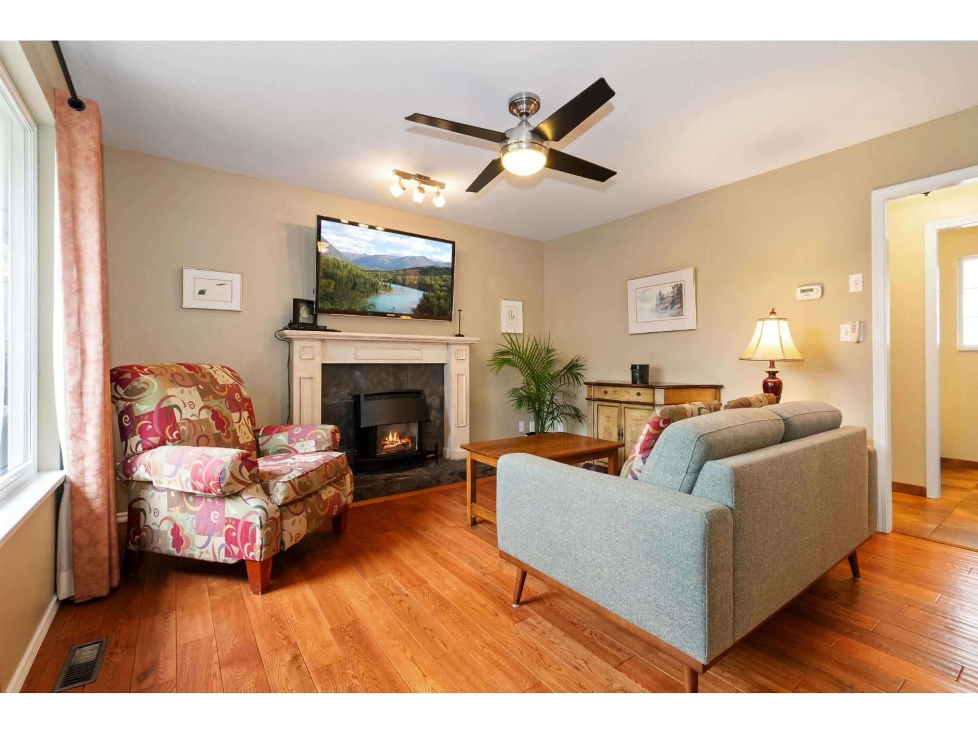 Living room with furniture, wood/laminate floor for 5450 ALPINE CRESCENT, Chilliwack British Columbia V2R3W4