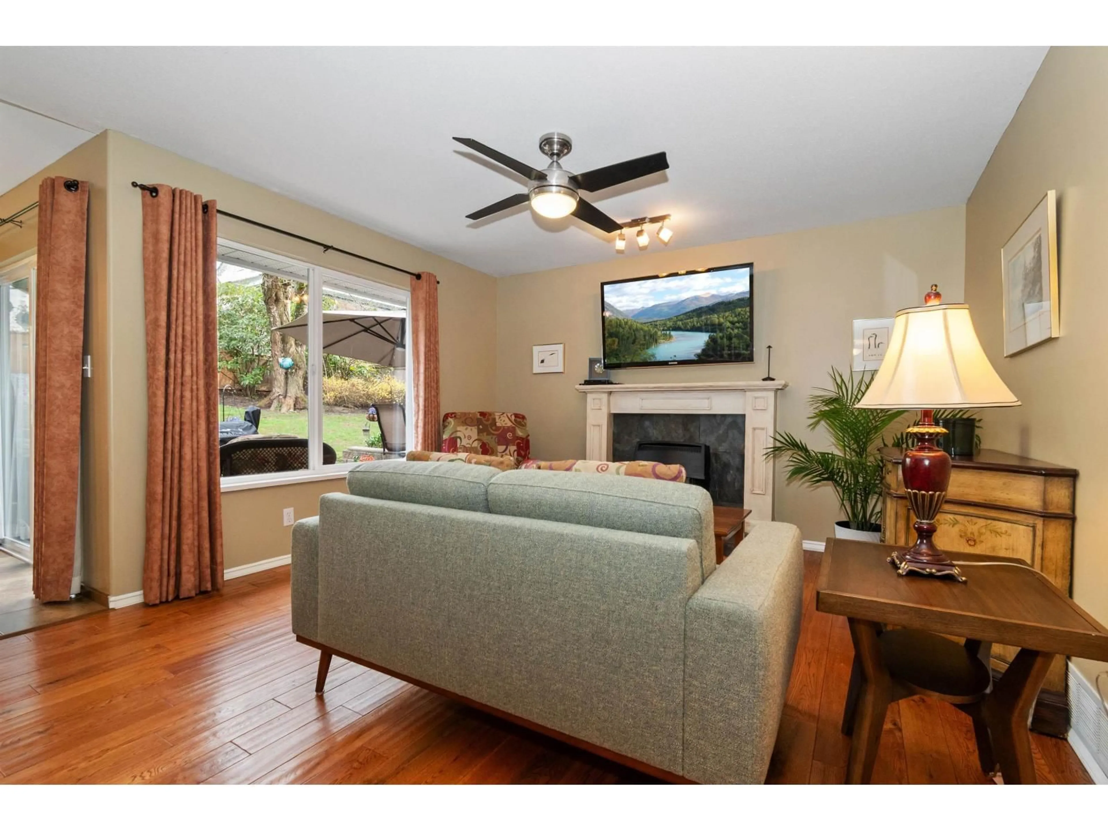 Living room with furniture, wood/laminate floor for 5450 ALPINE CRESCENT, Chilliwack British Columbia V2R3W4