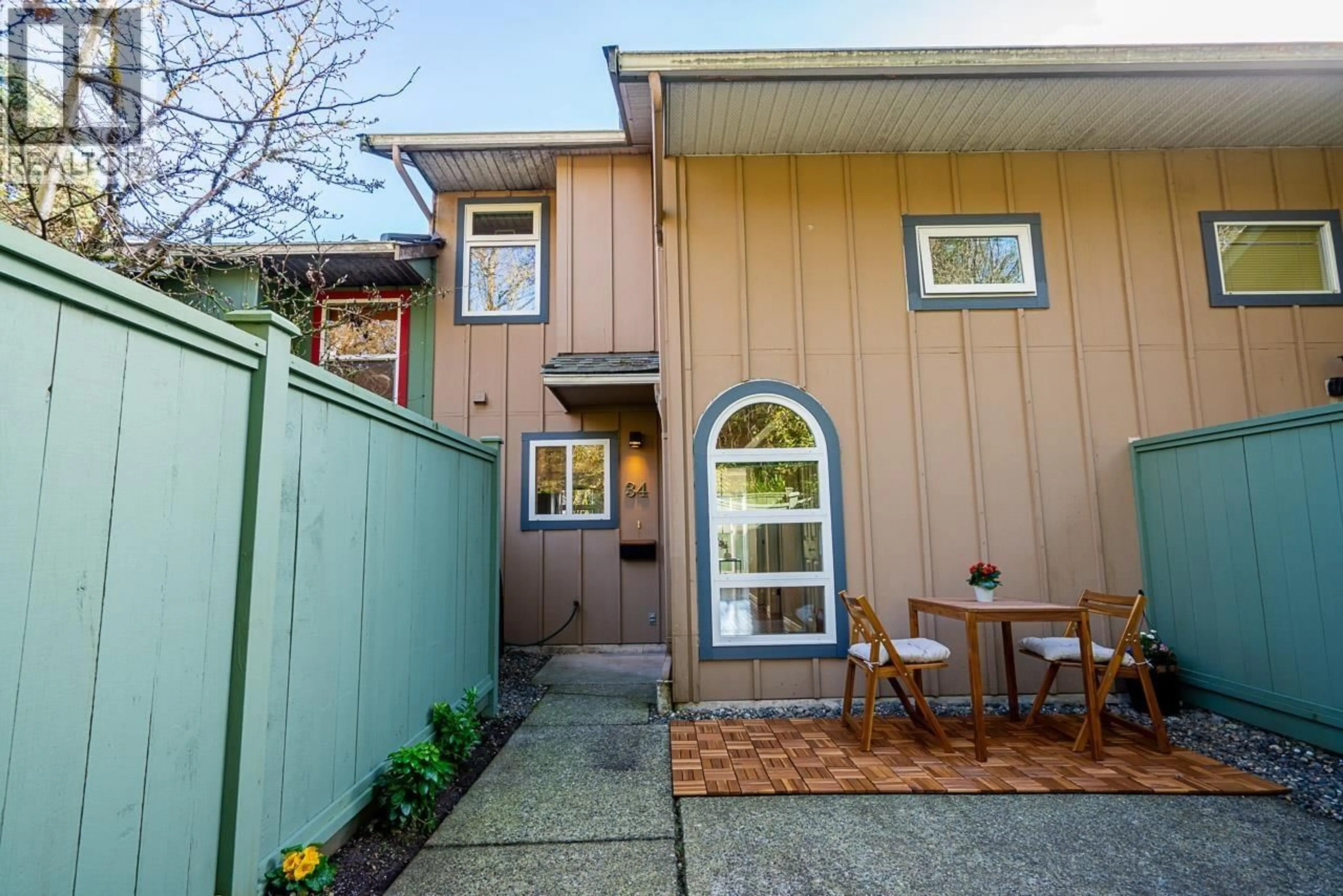 Patio, street for 34 - 900 17TH STREET, North Vancouver British Columbia V7P3K5