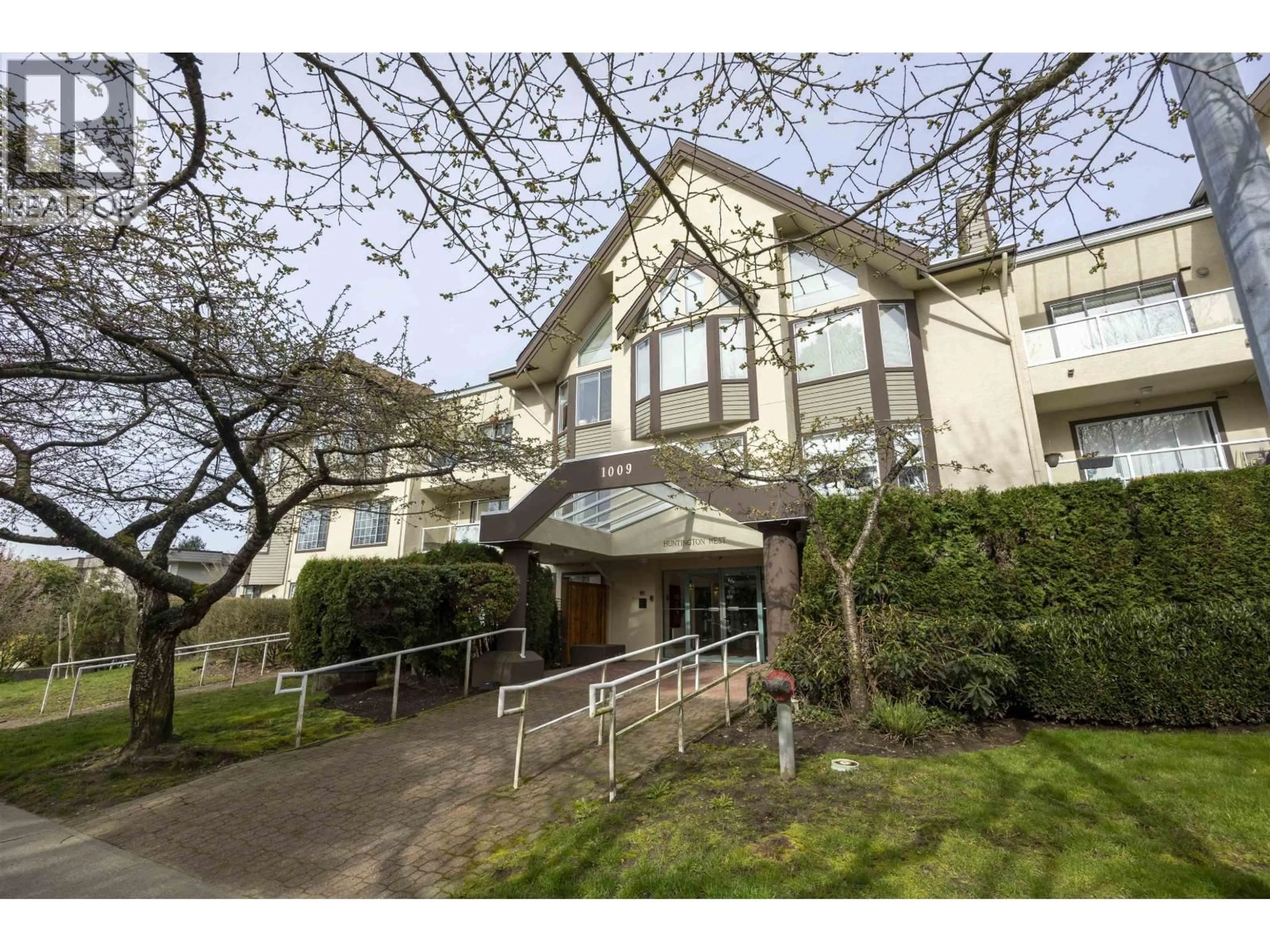 Indoor foyer for 304 - 1009 HOWAY STREET, New Westminster British Columbia V3M6R1
