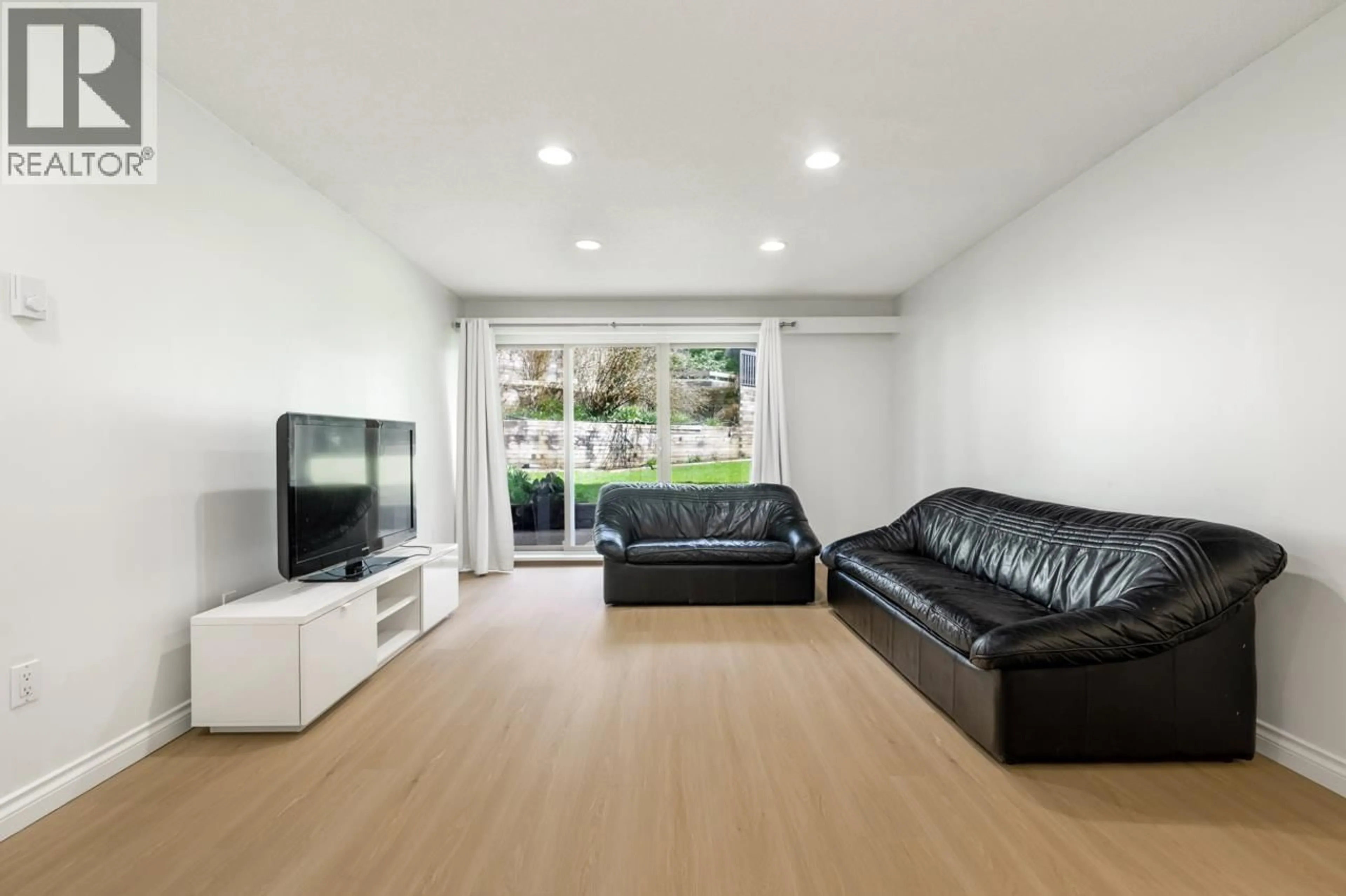 Living room with furniture, wood/laminate floor for 101 - 9857 MANCHESTER DRIVE, Burnaby British Columbia V3N4P5