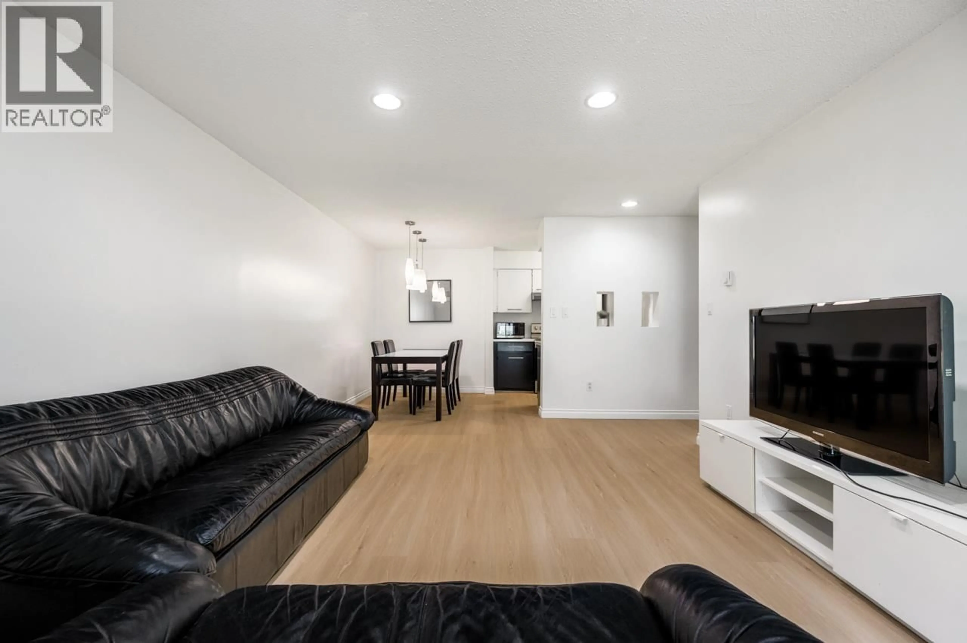 Living room with furniture, wood/laminate floor for 101 - 9857 MANCHESTER DRIVE, Burnaby British Columbia V3N4P5