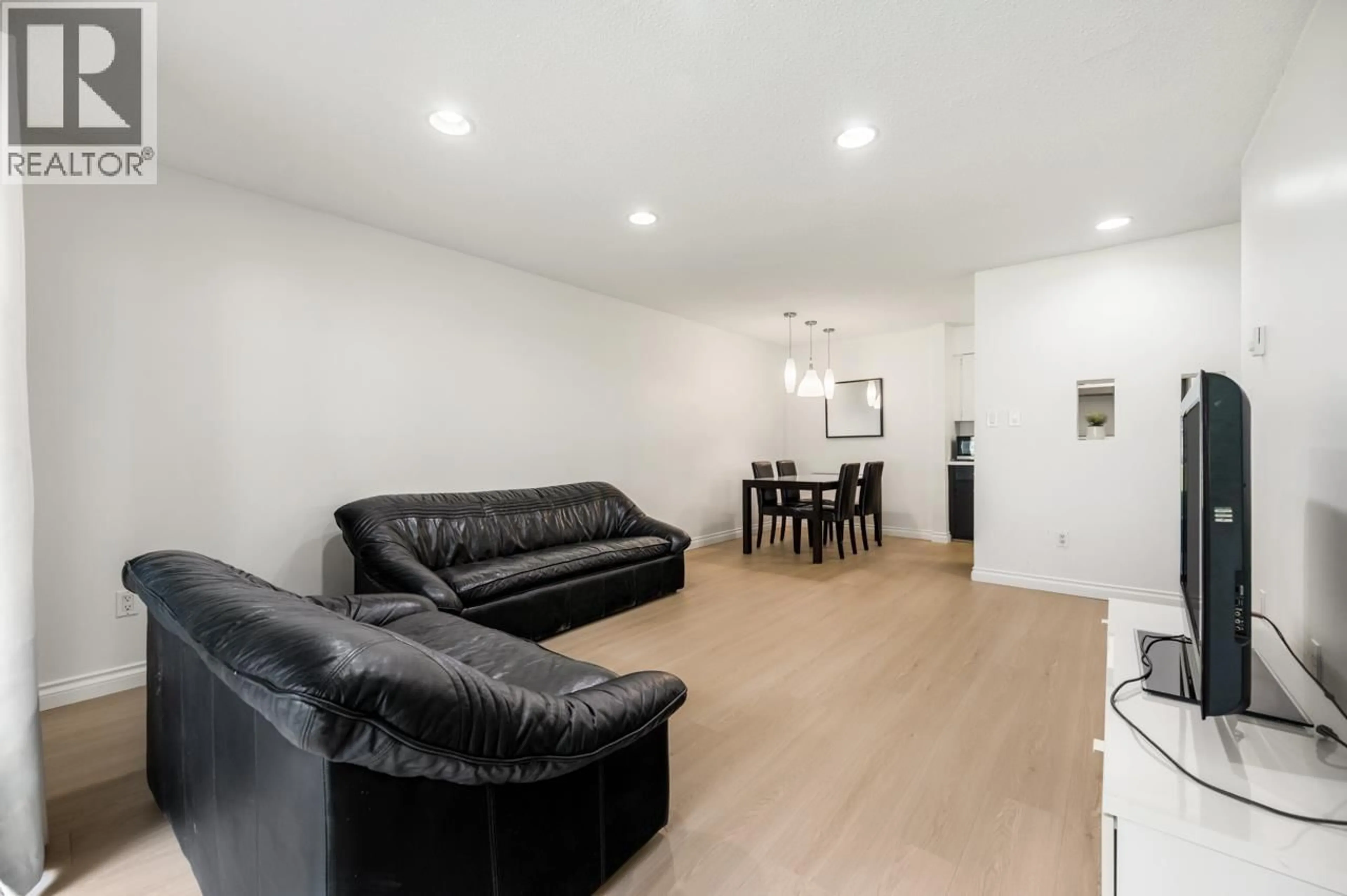 Living room with furniture, wood/laminate floor for 101 - 9857 MANCHESTER DRIVE, Burnaby British Columbia V3N4P5