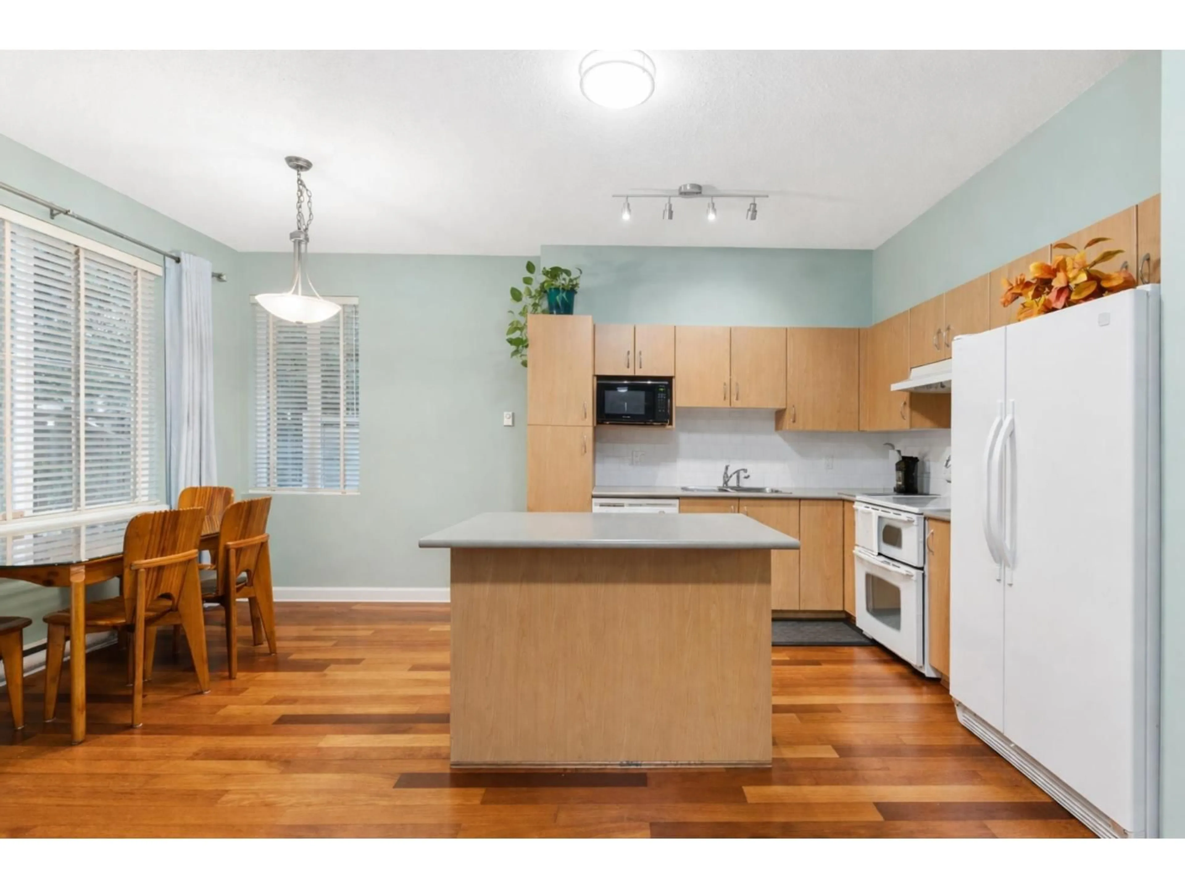 Standard kitchen, wood/laminate floor for 32 - 15868 85 AVENUE, Surrey British Columbia V4N0Y9
