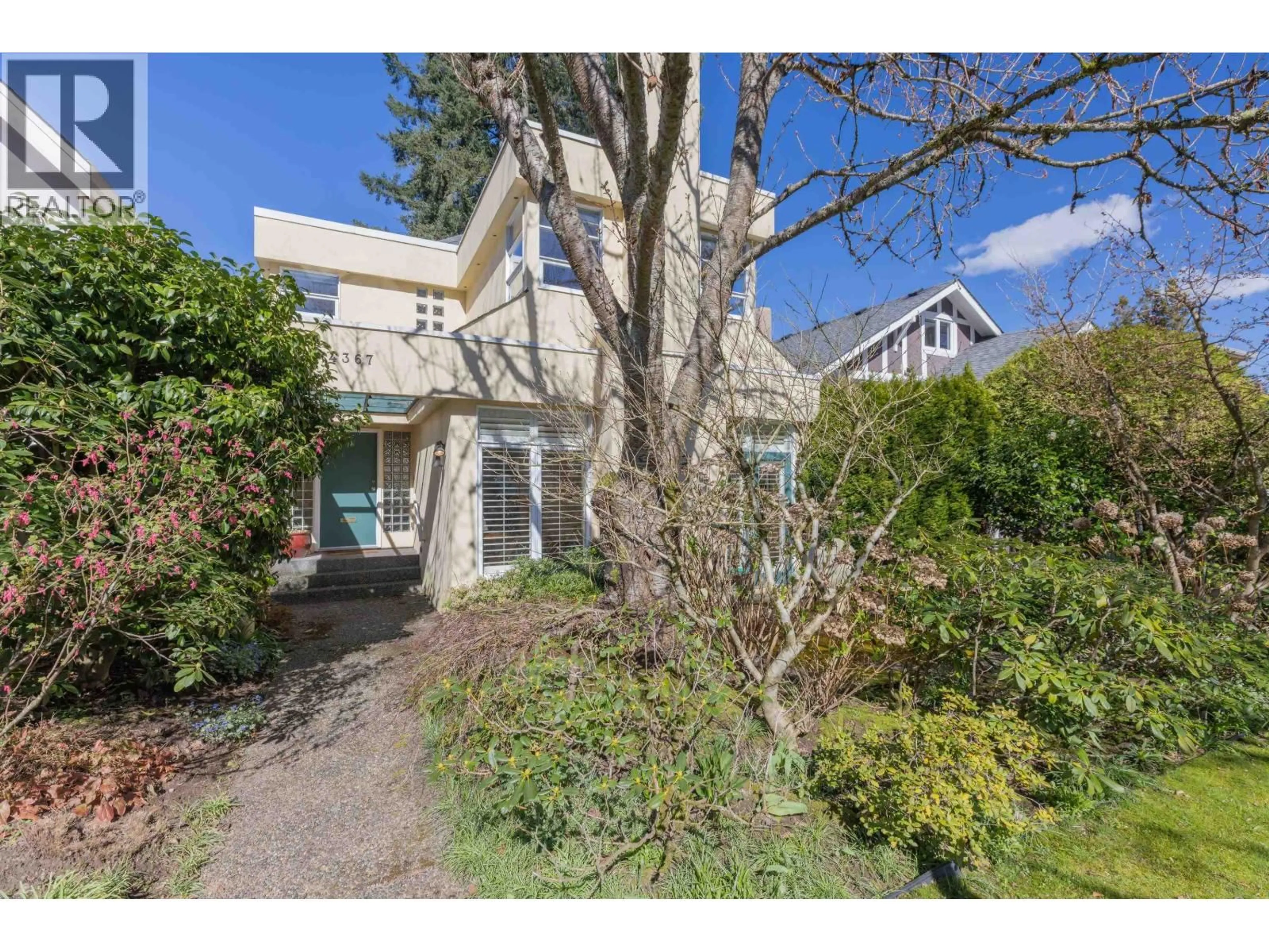 A pic from outside/outdoor area/front of a property/back of a property/a pic from drone, street for 4367 15TH AVENUE, Vancouver British Columbia V6R3A9