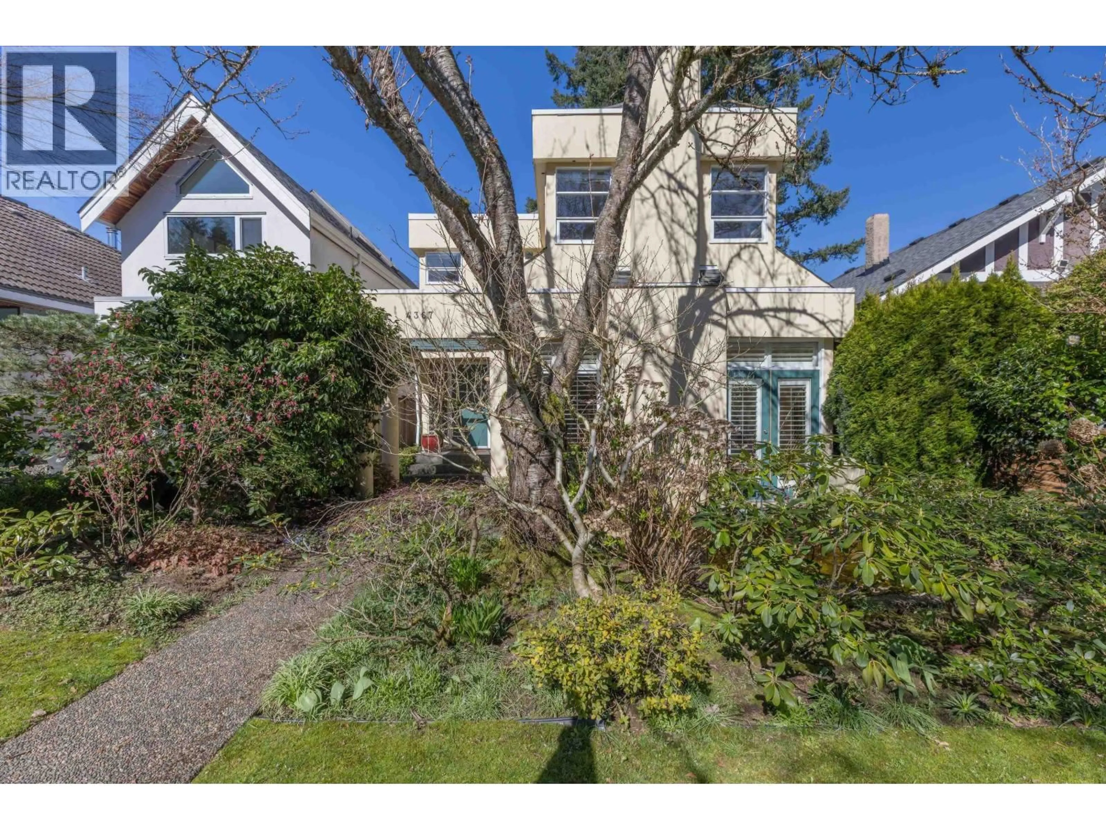 A pic from outside/outdoor area/front of a property/back of a property/a pic from drone, street for 4367 15TH AVENUE, Vancouver British Columbia V6R3A9