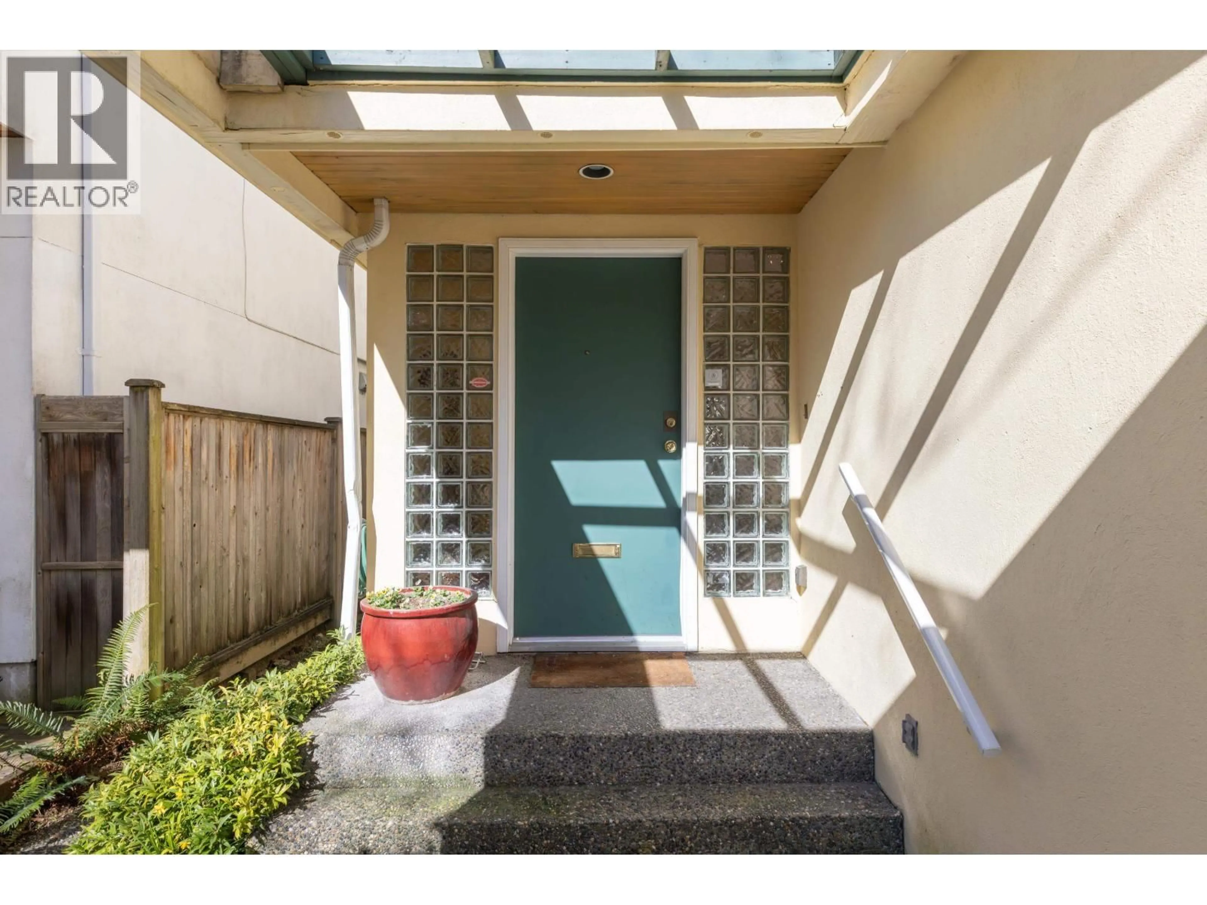 Indoor entryway for 4367 15TH AVENUE, Vancouver British Columbia V6R3A9