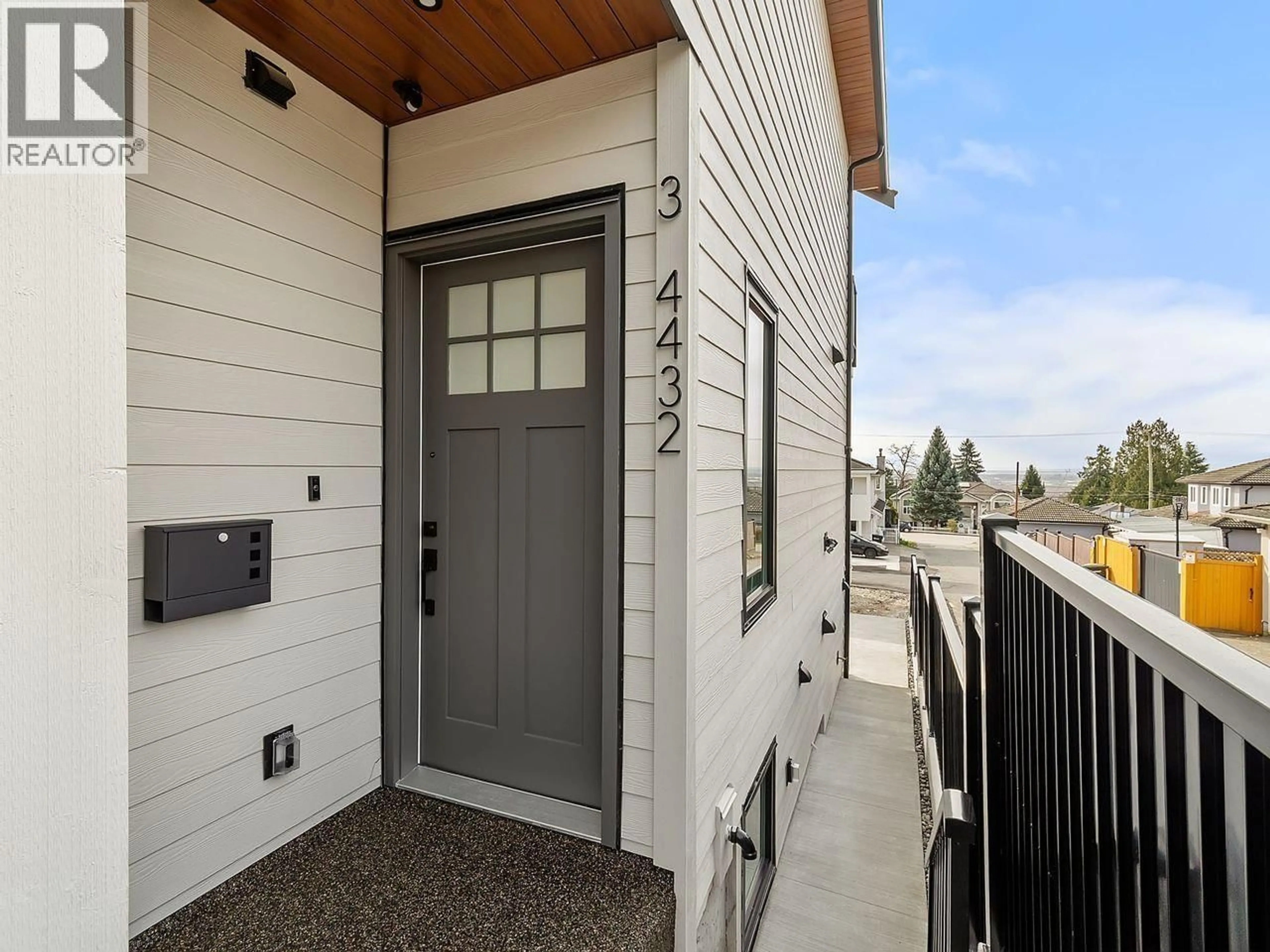Indoor entryway for 3 - 4432 IRMIN STREET, Burnaby British Columbia V5J1X7