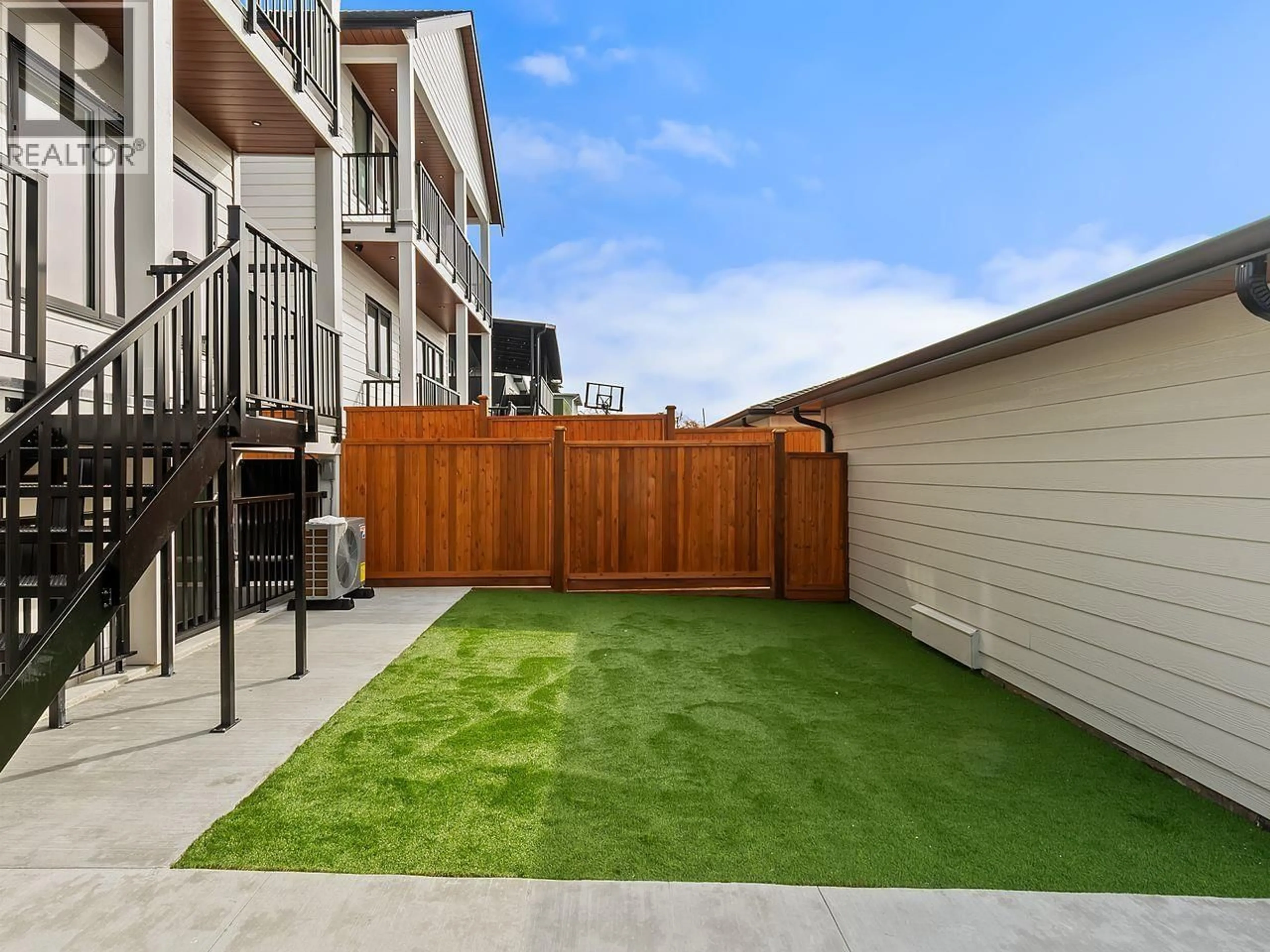 Patio, mountain view for 3 - 4432 IRMIN STREET, Burnaby British Columbia V5J1X7