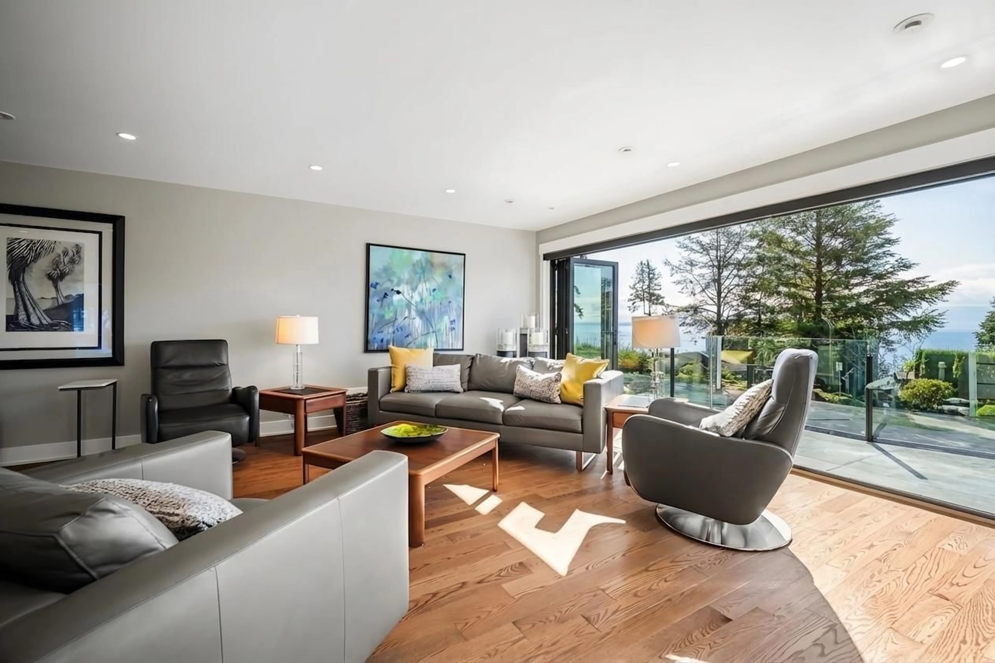 Living room with furniture, unknown for 13387 13A AVENUE, Surrey British Columbia V4A5Y3