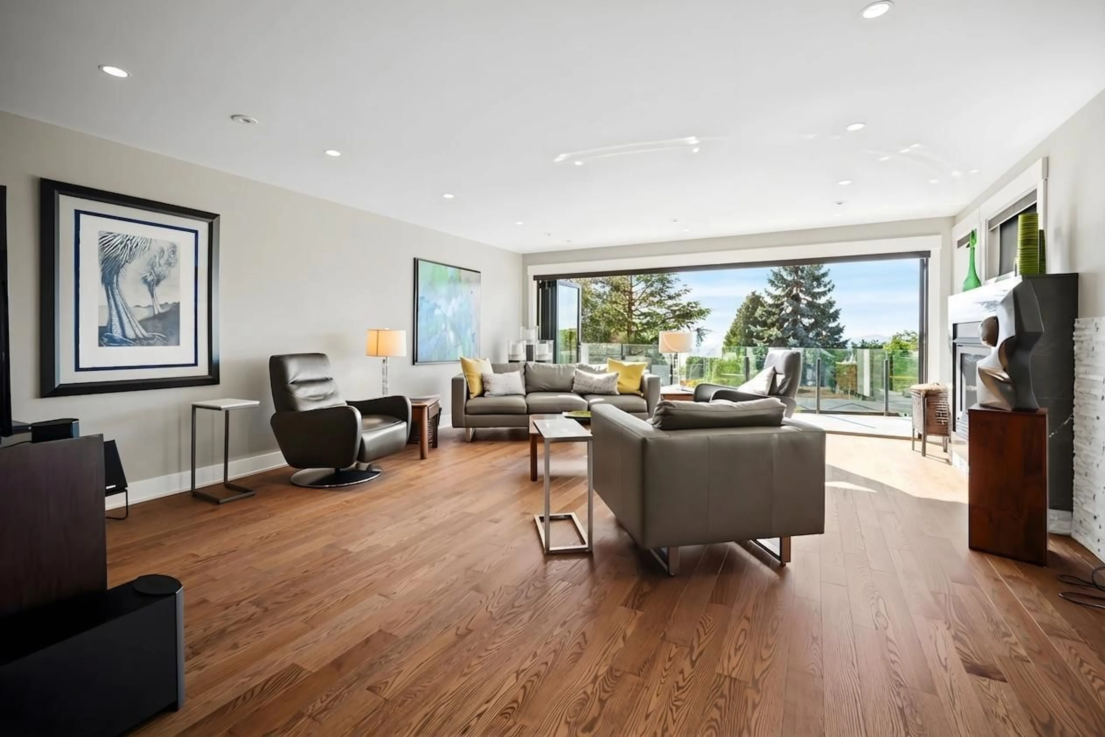 Living room with furniture, wood/laminate floor for 13387 13A AVENUE, Surrey British Columbia V4A5Y3