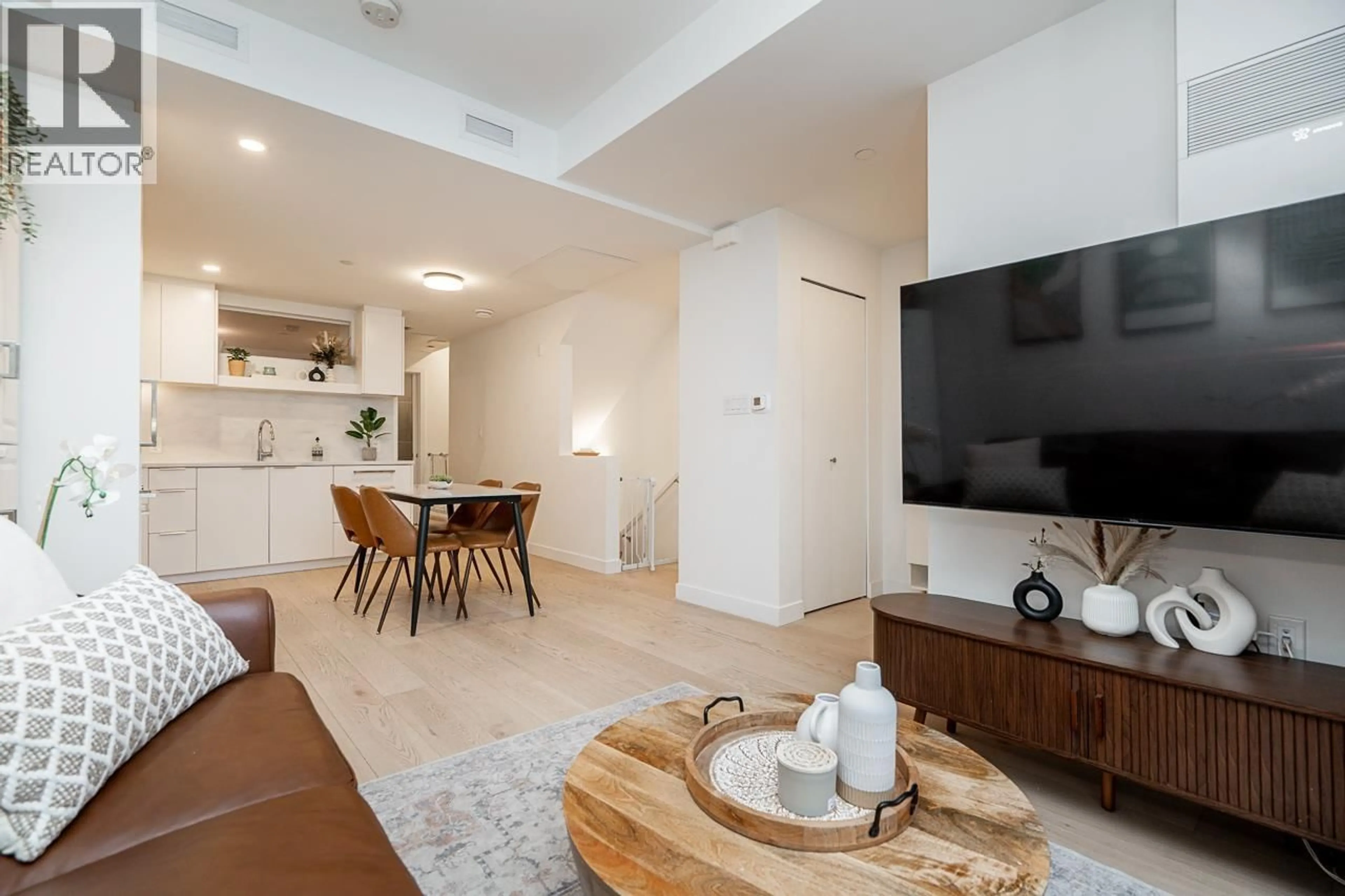 Living room with furniture, unknown for 109 - 650 2ND STREET, North Vancouver British Columbia V7L1E3