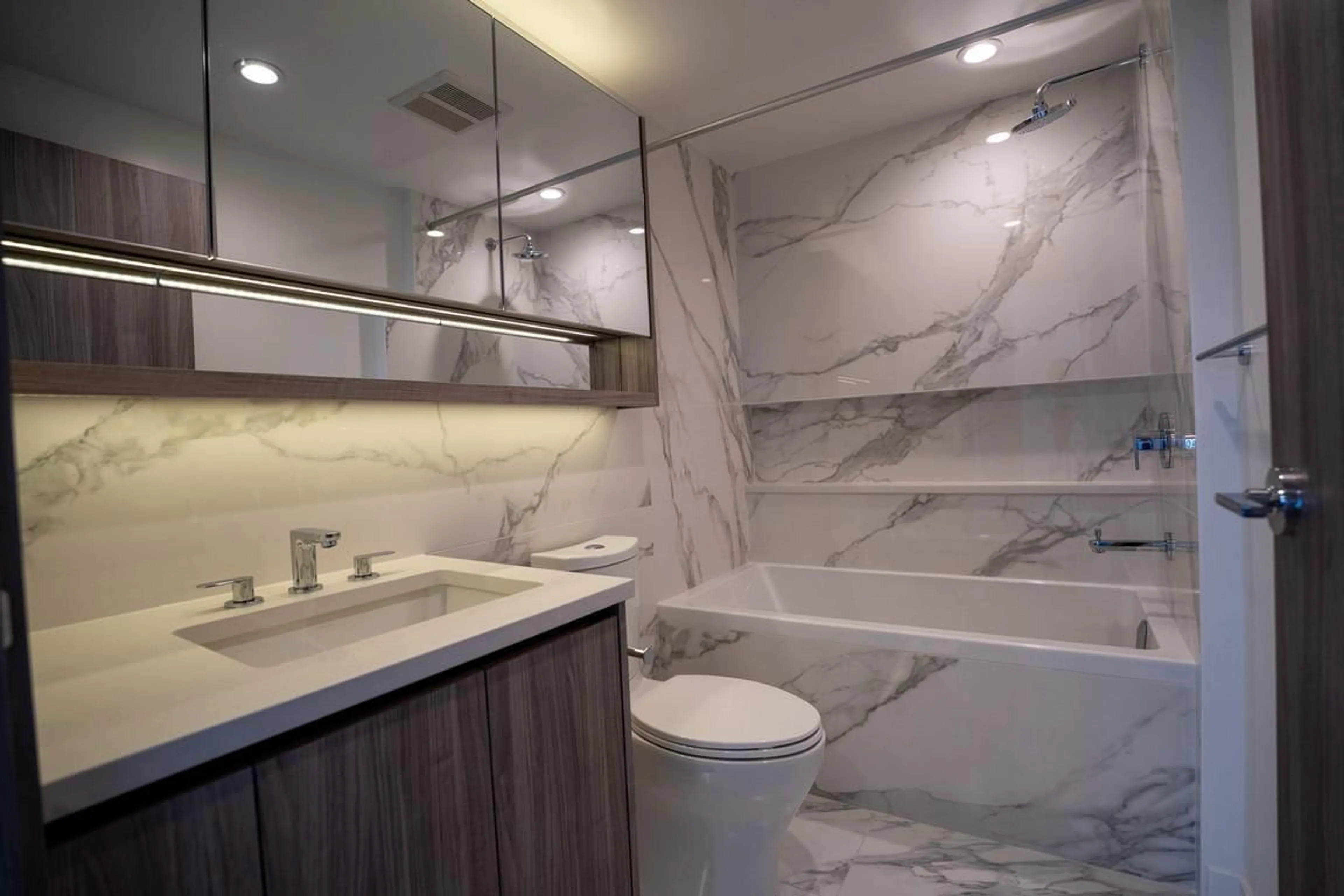 Contemporary bathroom, ceramic/tile floor for 2509 - 13768 100 AVENUE, Surrey British Columbia V3T0V2
