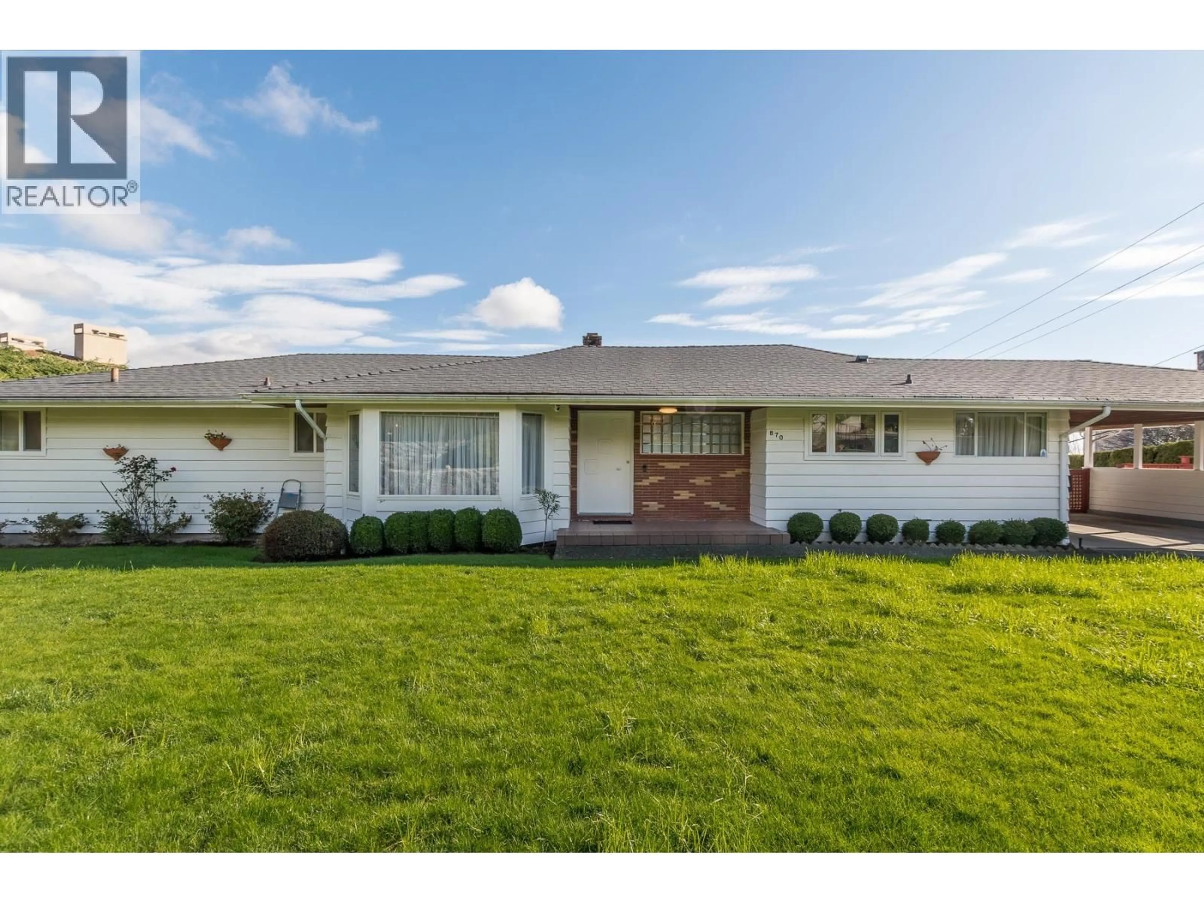 Home with vinyl exterior material, street for 870 FARMLEIGH ROAD, West Vancouver British Columbia V7S1Z9