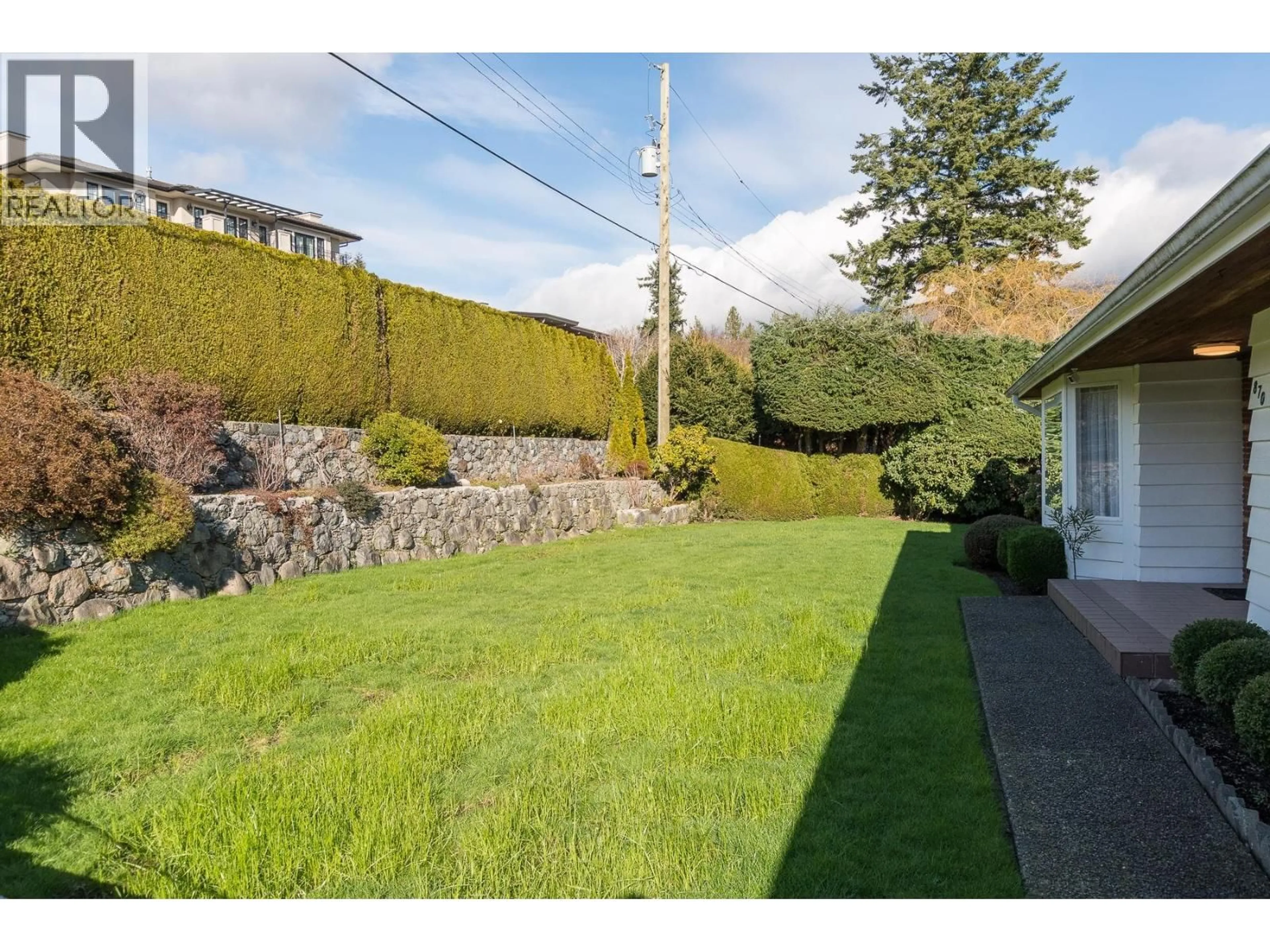 A pic from outside/outdoor area/front of a property/back of a property/a pic from drone, street for 870 FARMLEIGH ROAD, West Vancouver British Columbia V7S1Z9