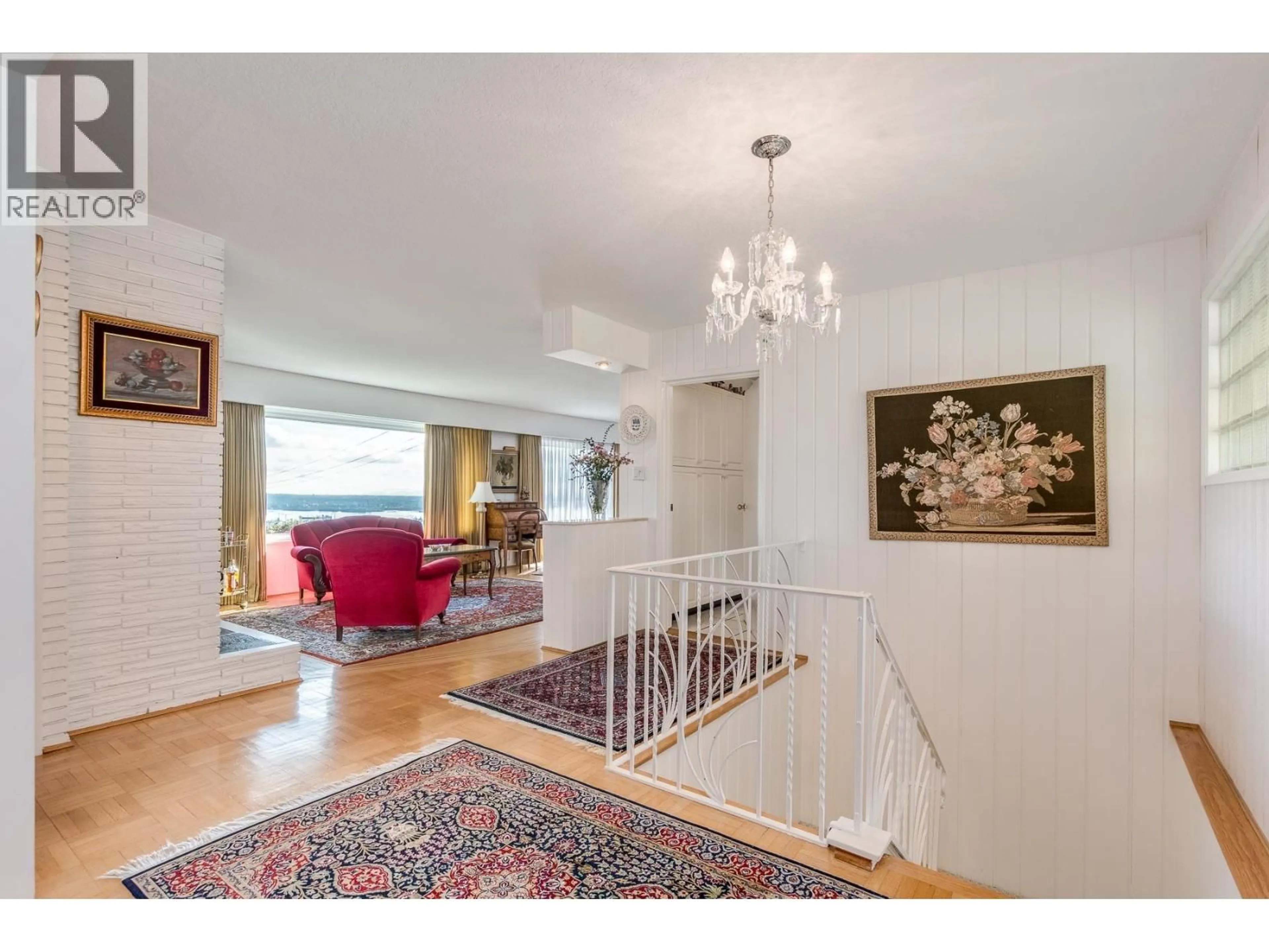 Indoor foyer for 870 FARMLEIGH ROAD, West Vancouver British Columbia V7S1Z9
