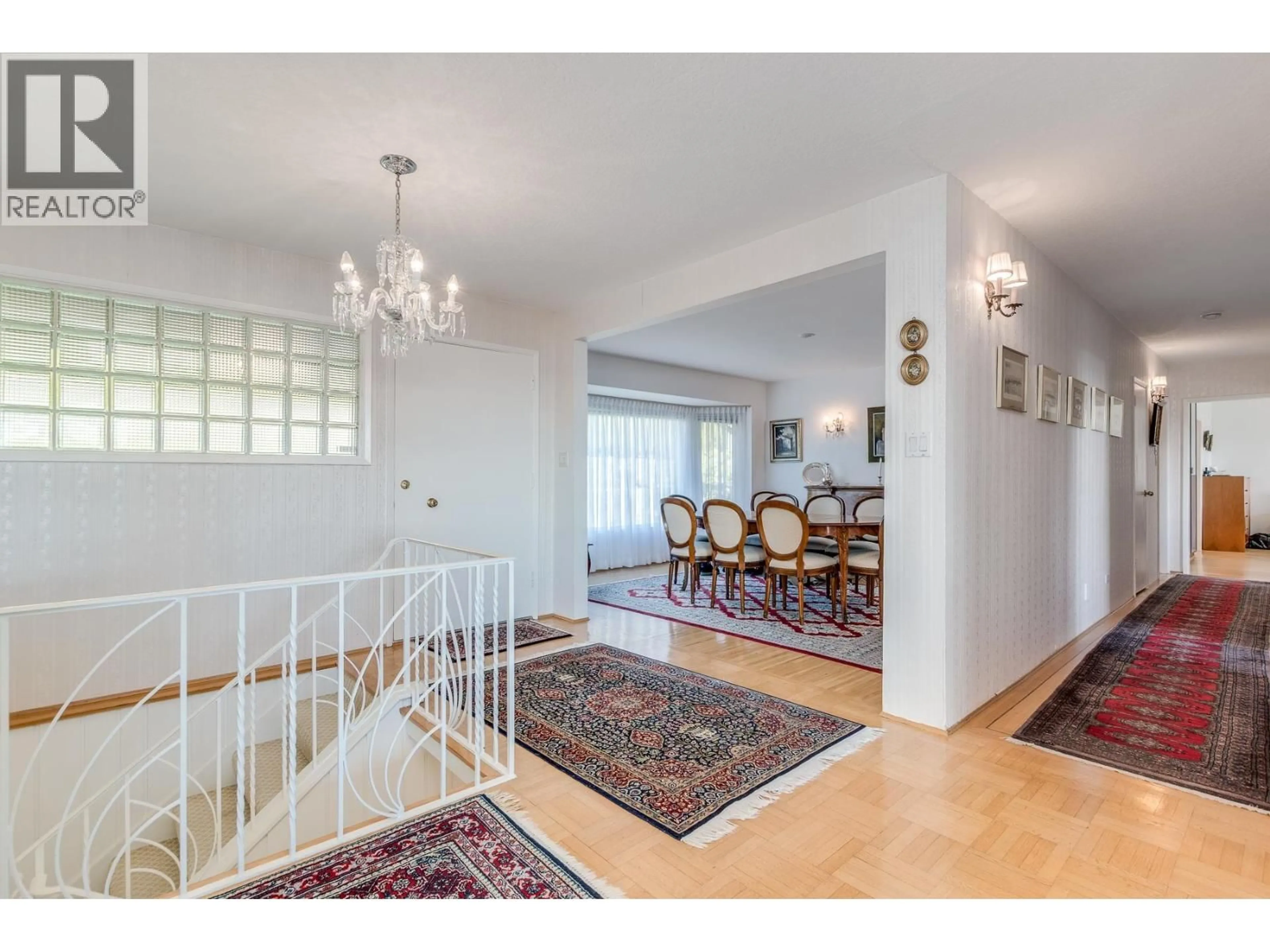 Indoor foyer for 870 FARMLEIGH ROAD, West Vancouver British Columbia V7S1Z9