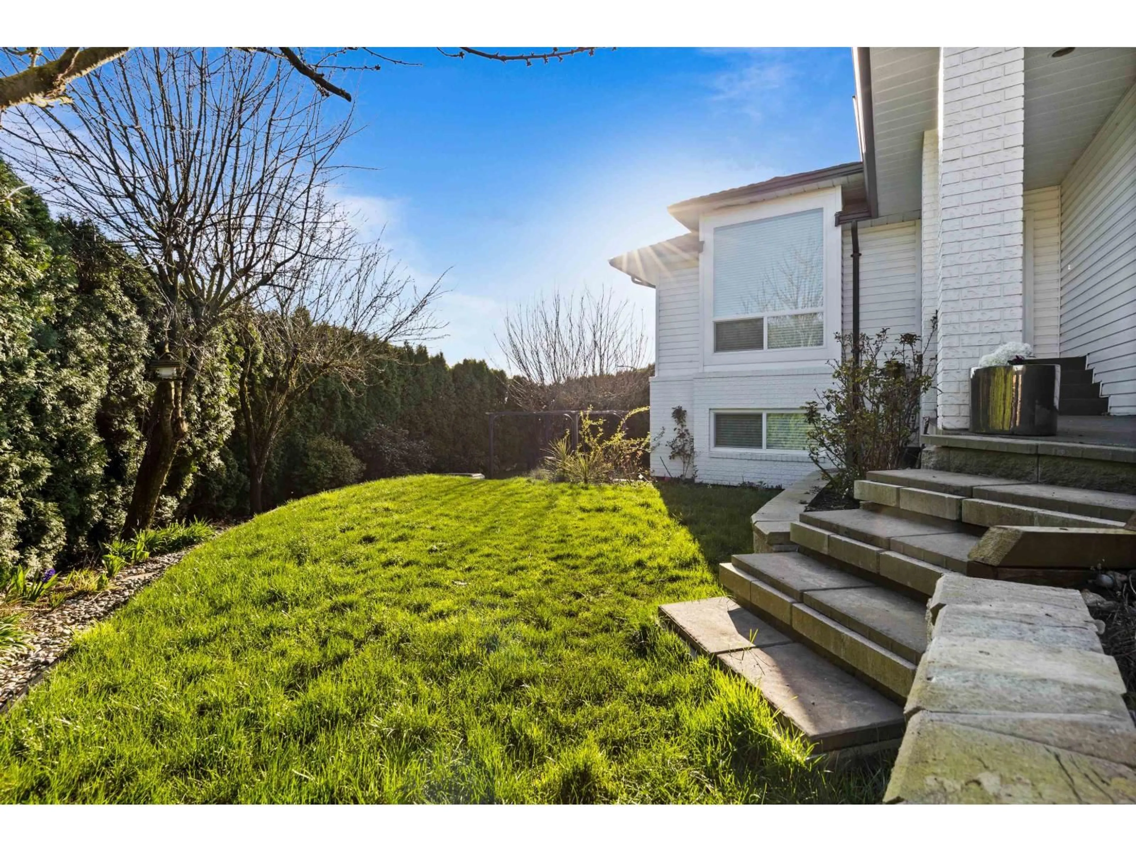 A pic from outside/outdoor area/front of a property/back of a property/a pic from drone, street for 3073 KINGFISHER DRIVE, Abbotsford British Columbia V2T5K5