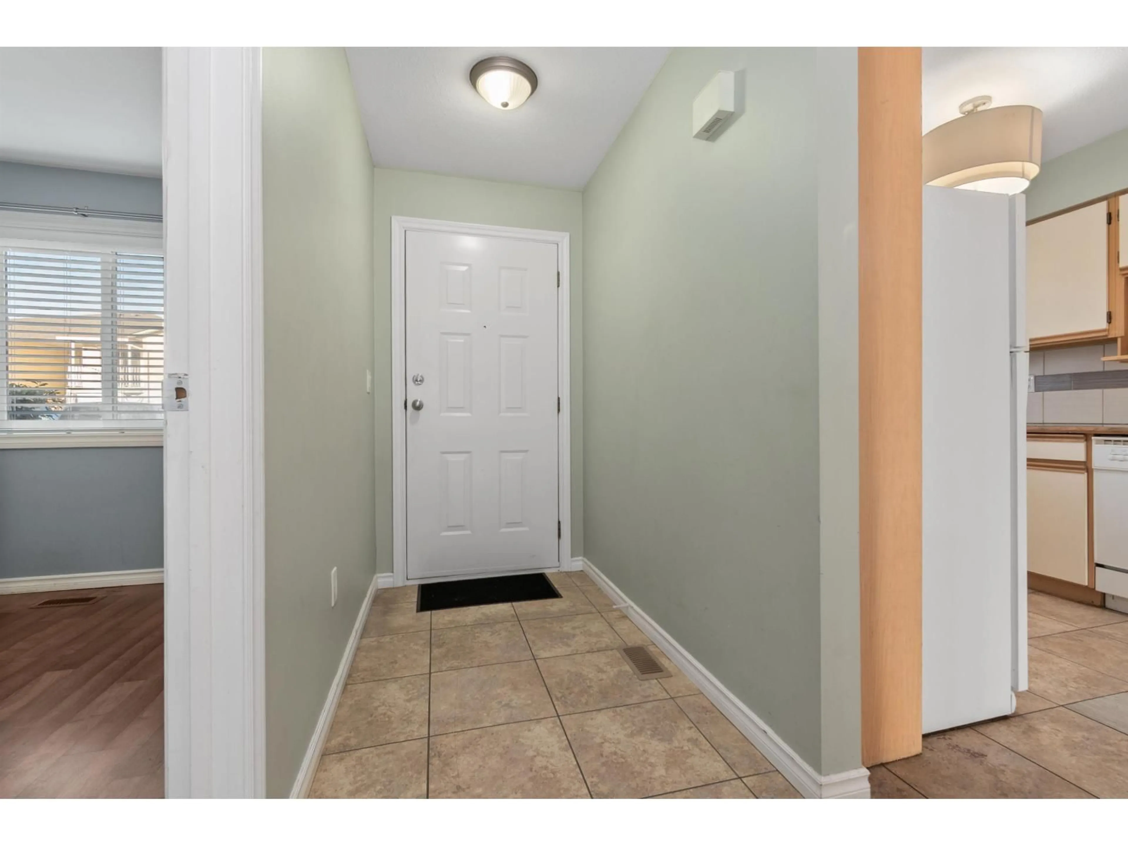 Indoor entryway for 25 - 45640 STOREY AVENUE, Chilliwack British Columbia V2R3C5