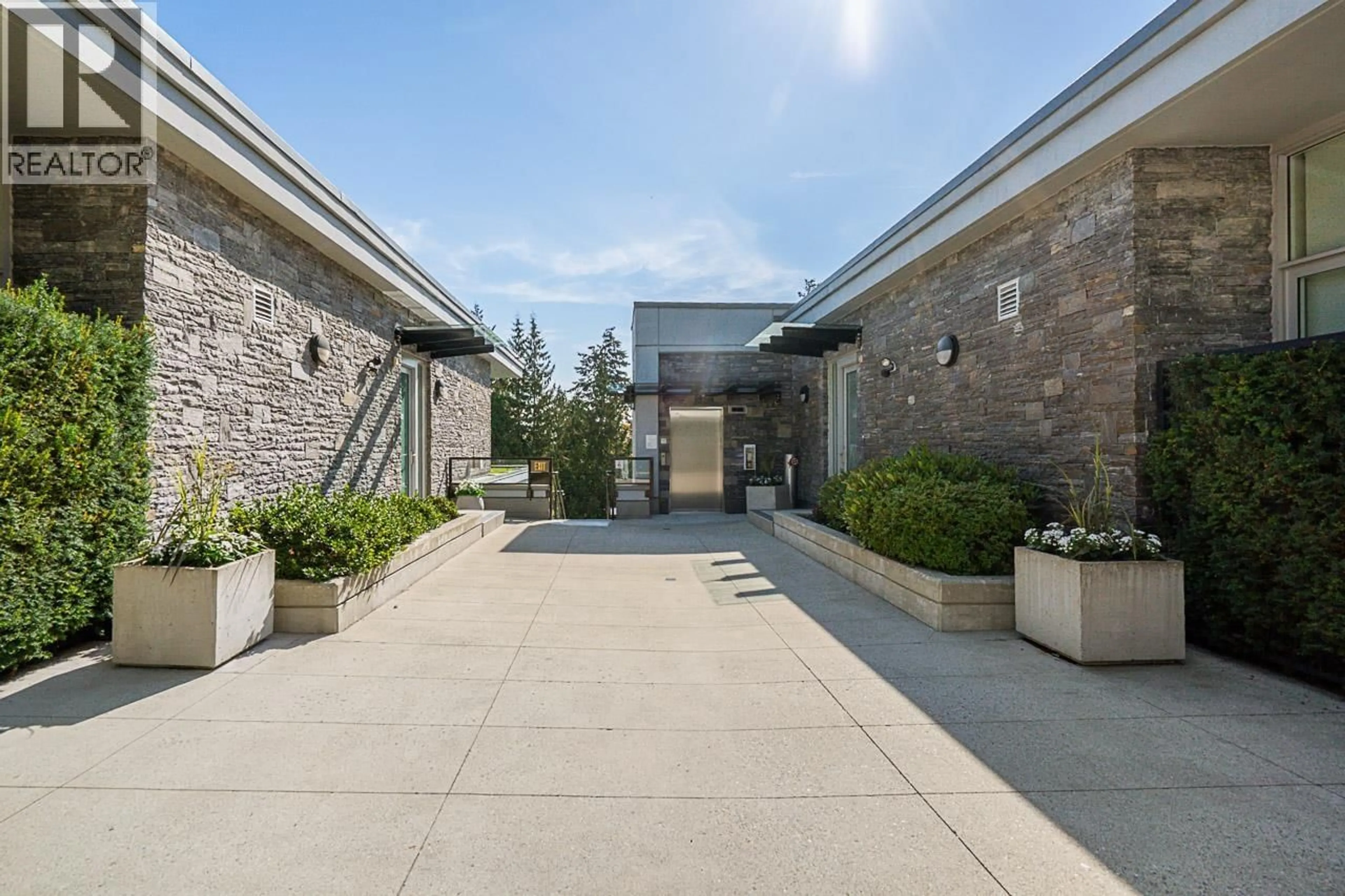 Patio, building for 101 - 988 KEITH ROAD, West Vancouver British Columbia V7T1M3