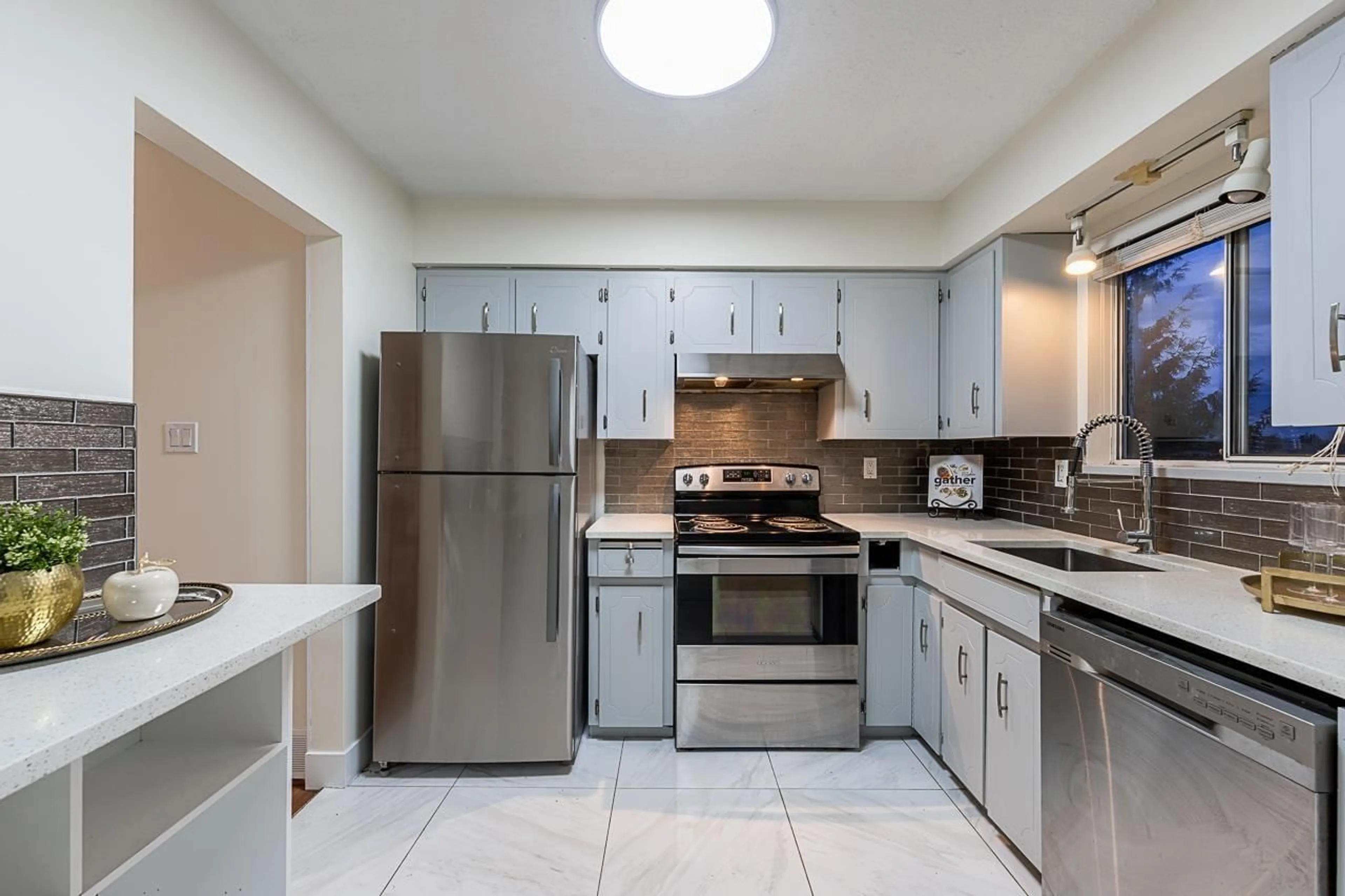 Standard kitchen, ceramic/tile floor for 26490 28B AVENUE, Langley British Columbia V4W3B1