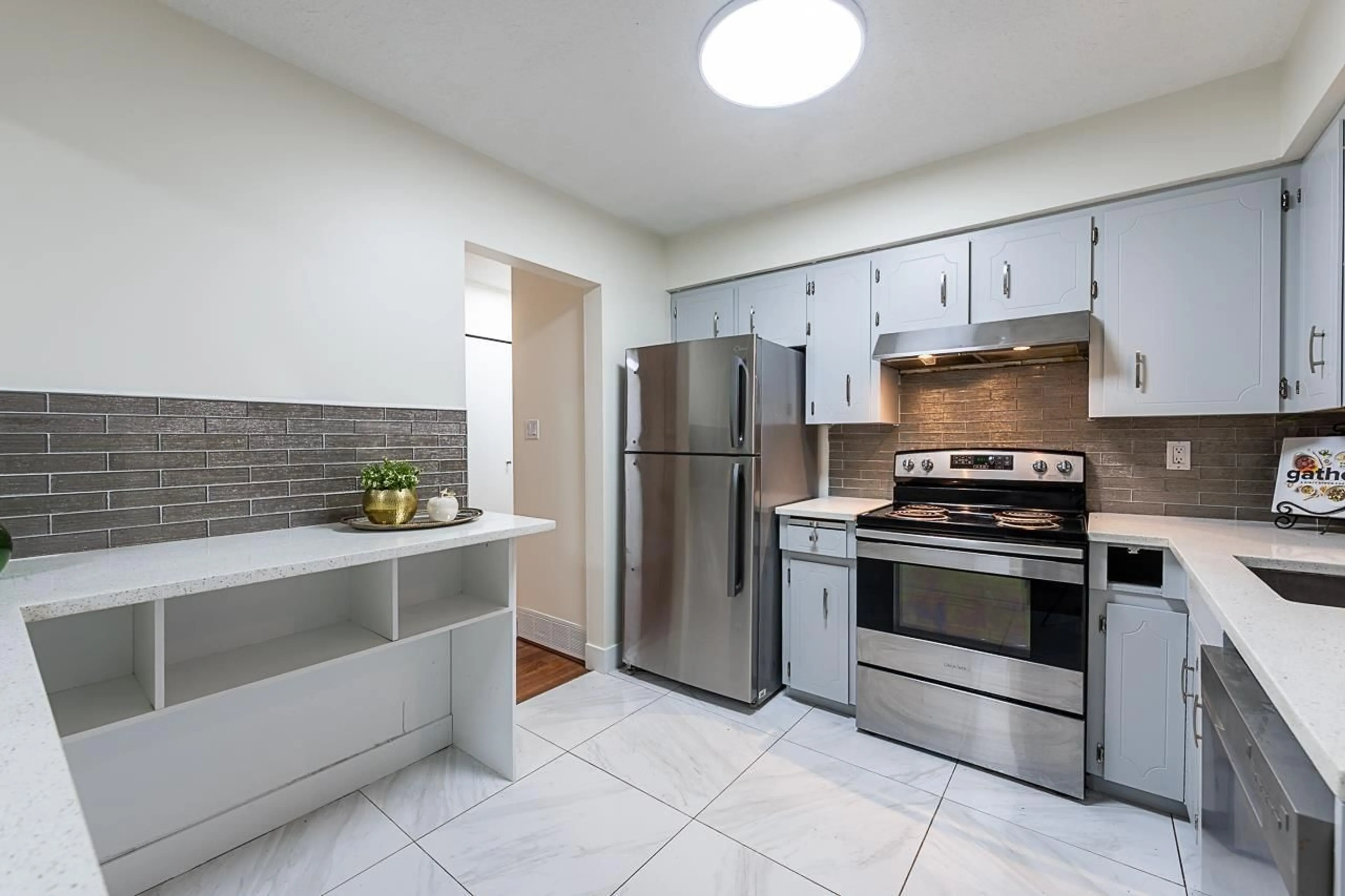 Standard kitchen, ceramic/tile floor for 26490 28B AVENUE, Langley British Columbia V4W3B1