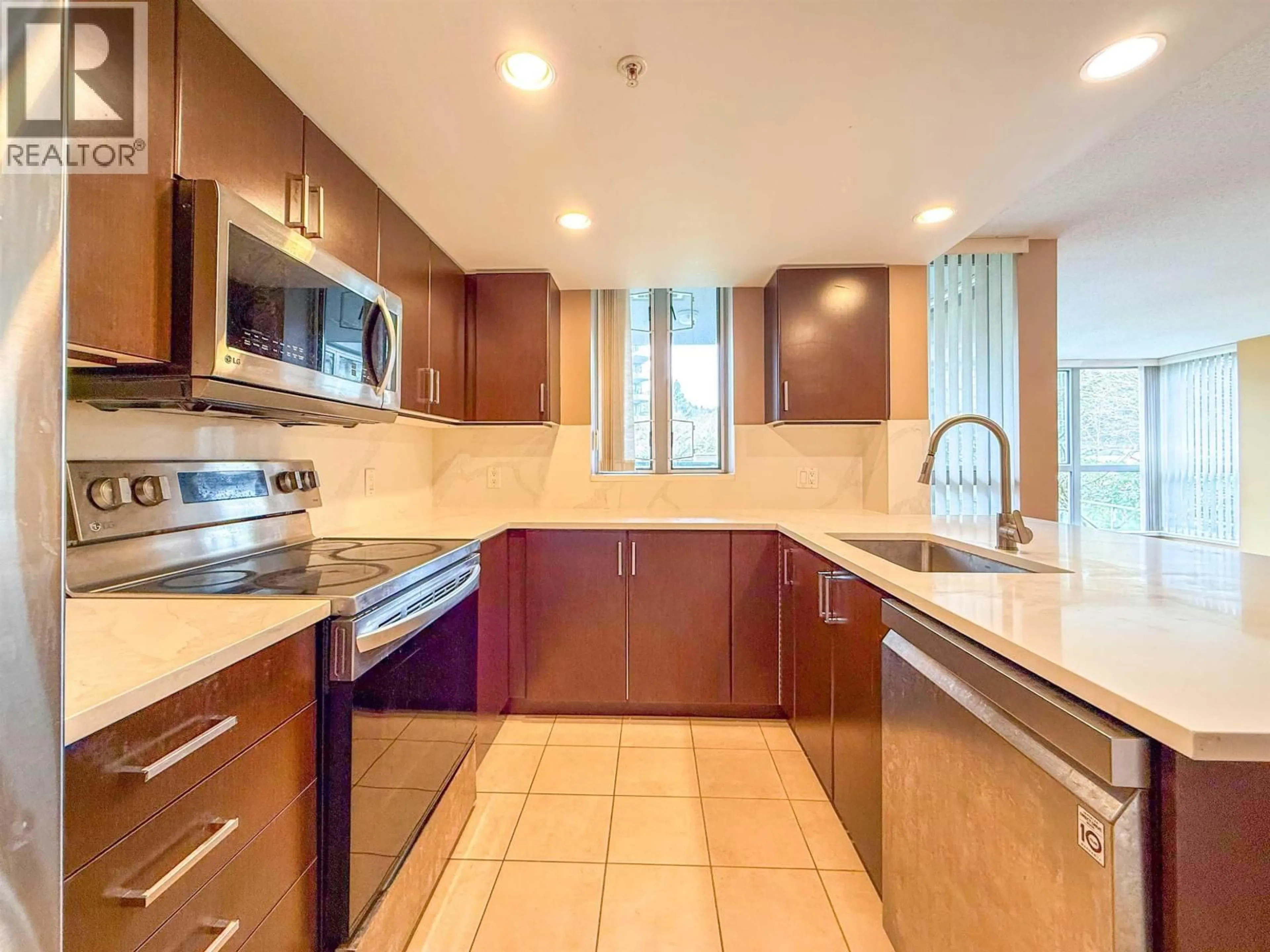 Standard kitchen, ceramic/tile floor for 201 - 295 GUILDFORD WAY, Port Moody British Columbia V3H5N3